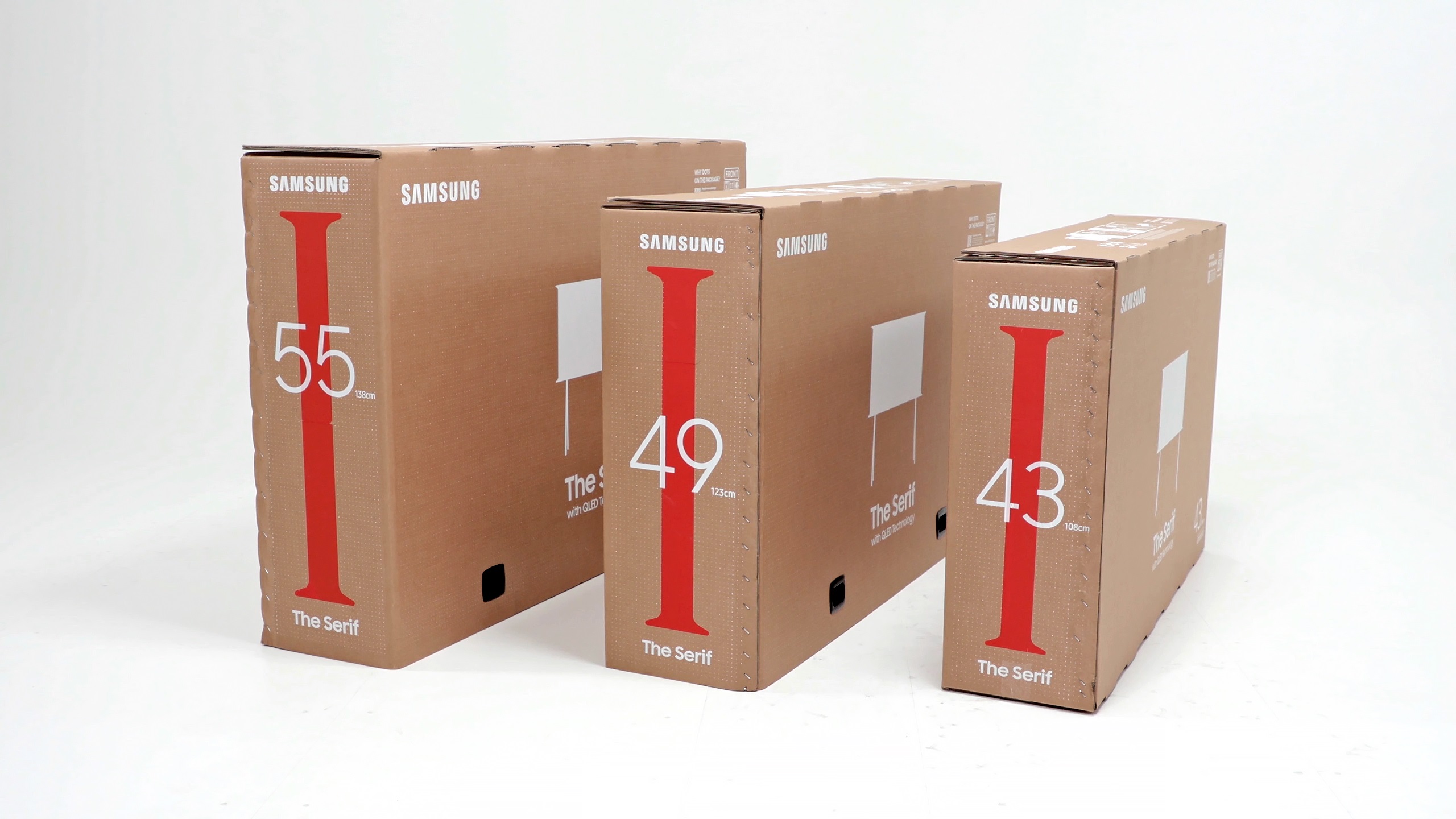 Samsung-Fernseher aus der Serif-Modellreihe in ihrer Umverpackung aus Pappe