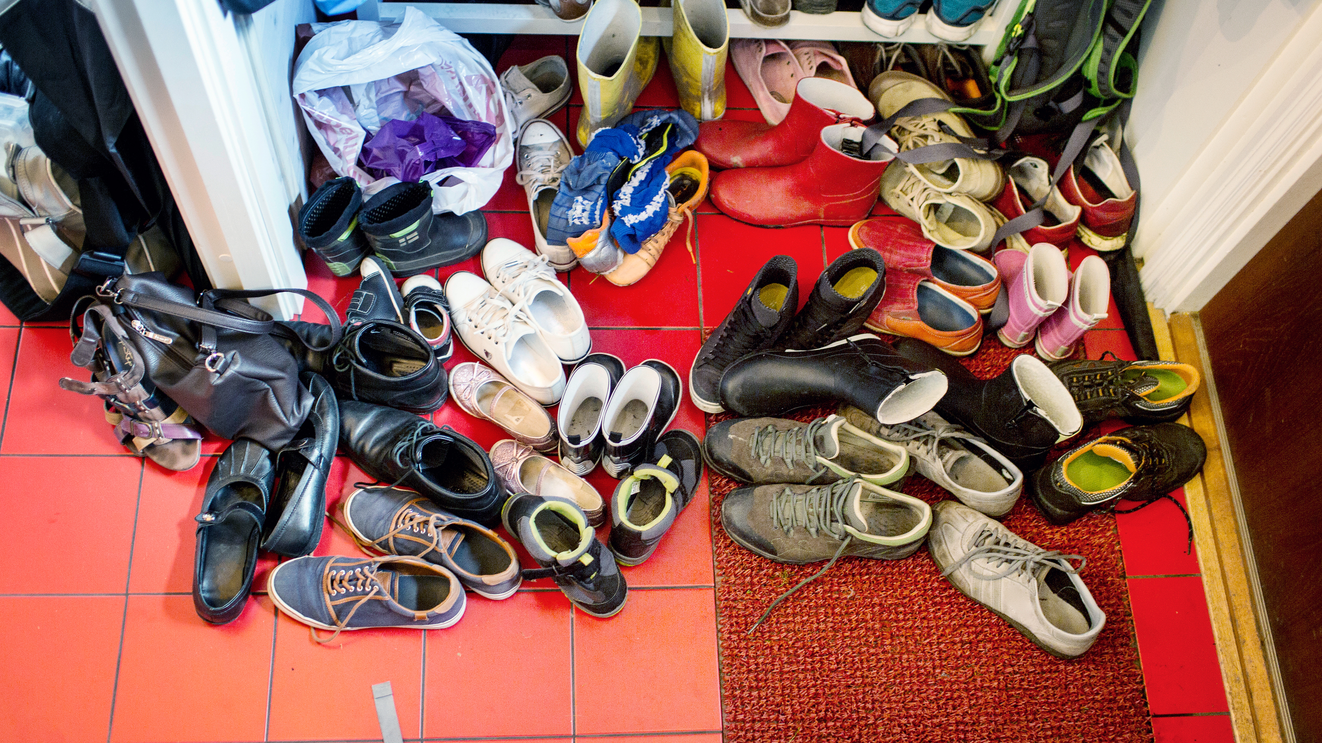 Jede Menge Schuhe im Hausflur