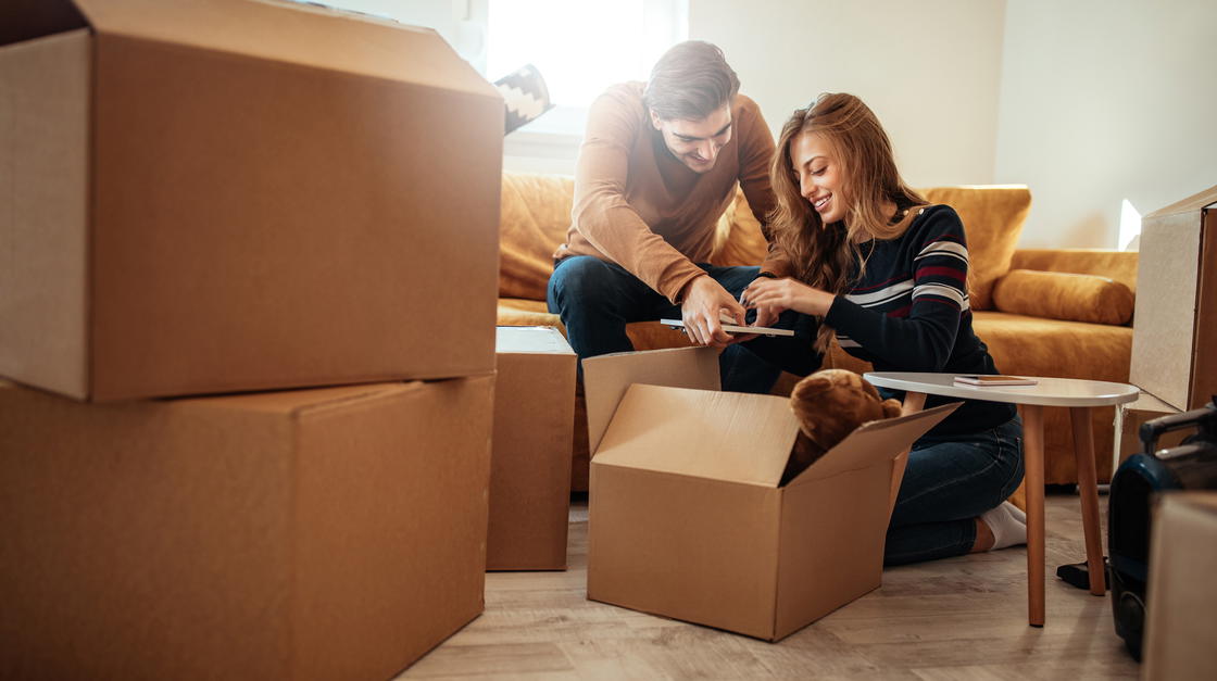 Paar beim Umzugskartons packen
