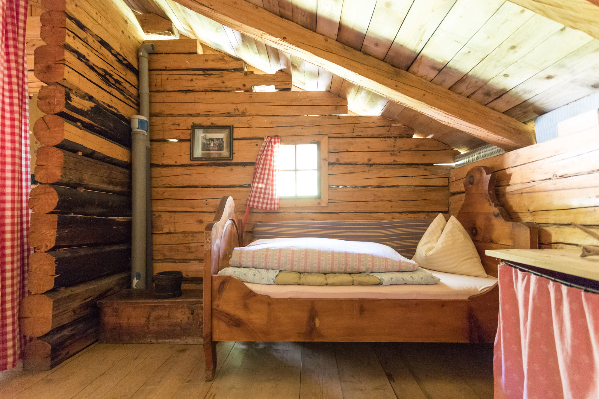 Ein Zirbenholzbett in einer Alpenhütte