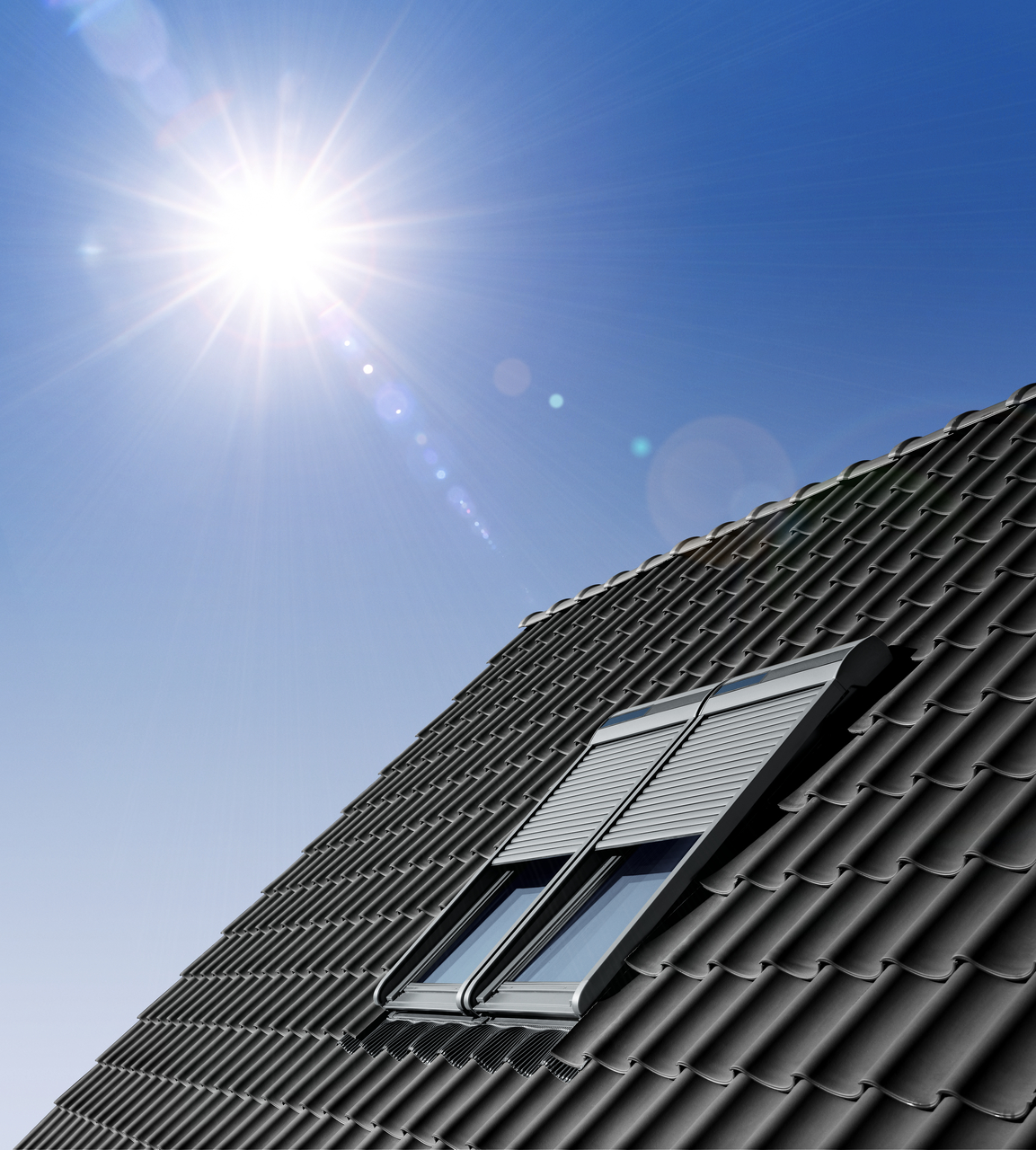 Solar-Rolladen: Doppel-Dachfenster, auf das die Sonne scheint