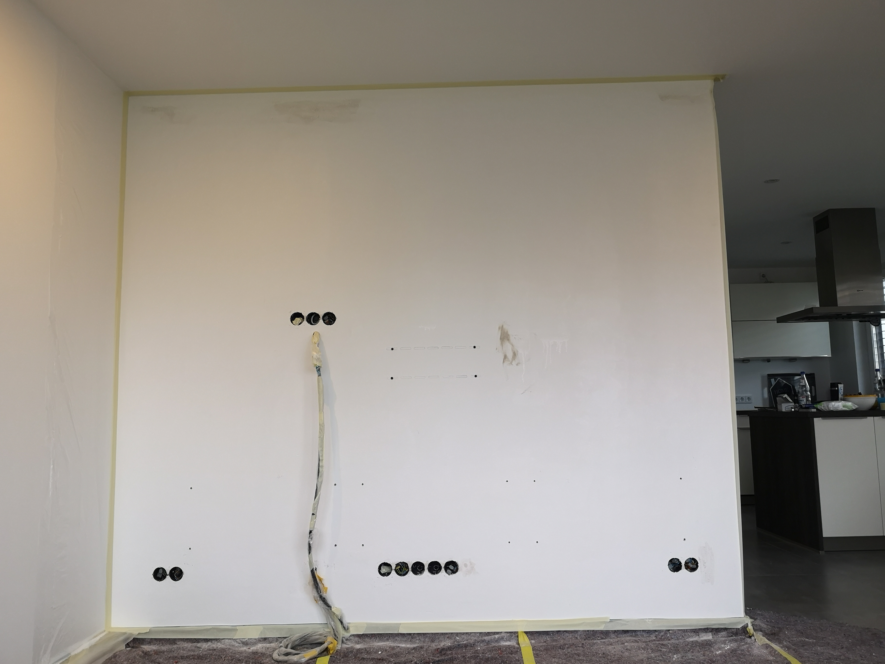 Trockenbauwand mit unter Putz verlegter Elektrik.