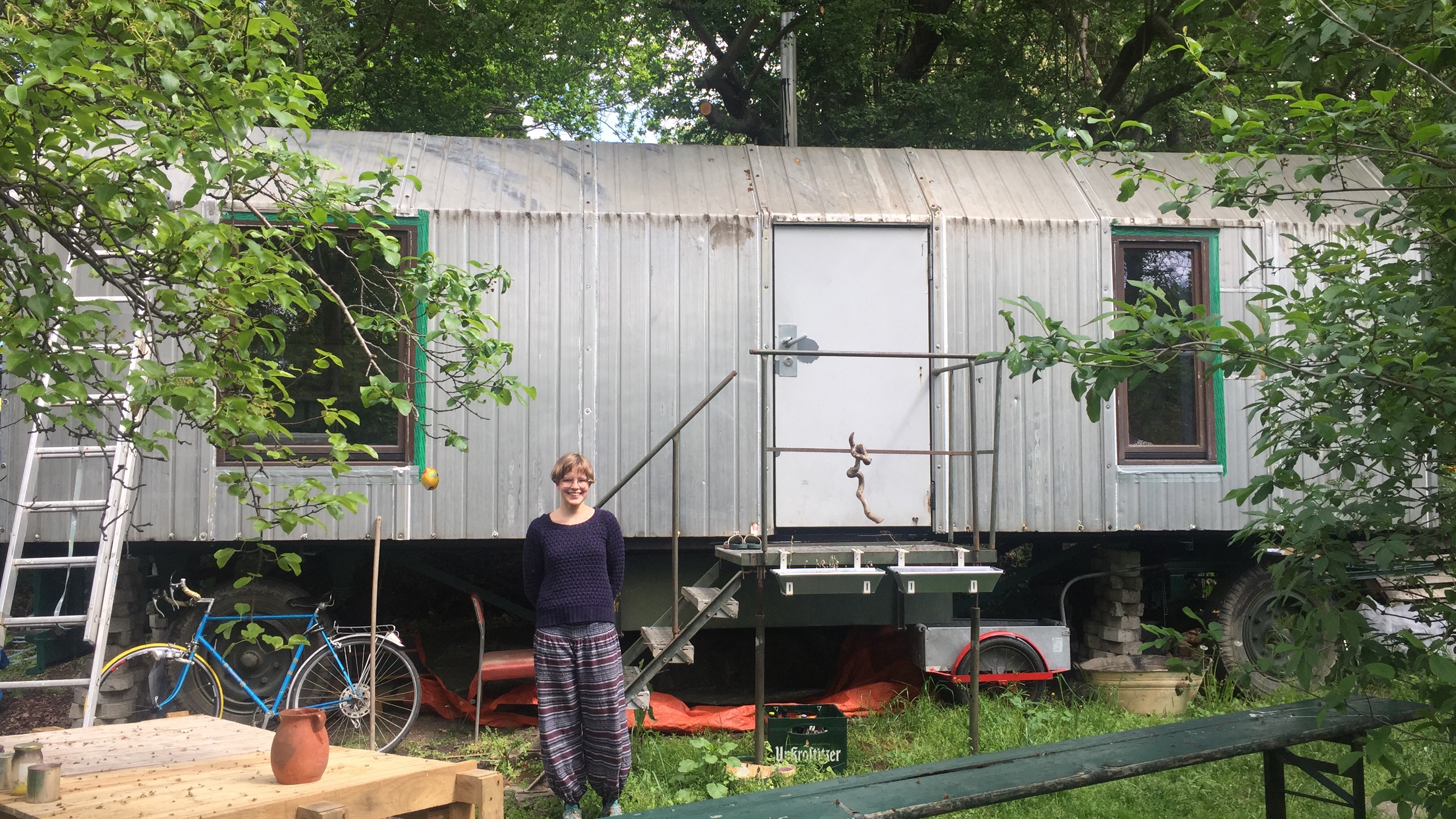 Miriam vor ihrem Tiny House