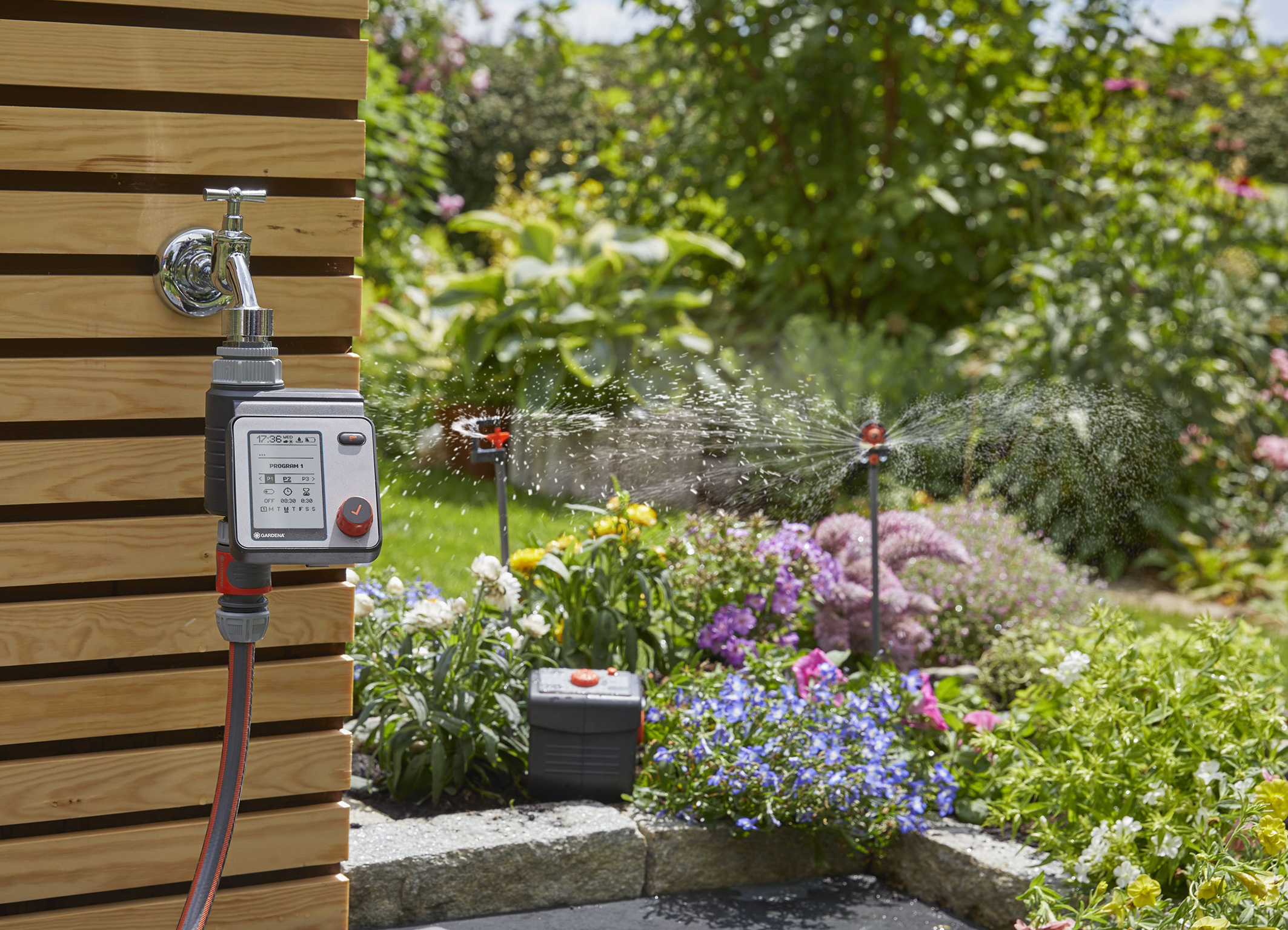 Bewässerungscomputer von Gardena, angeschlossen an einen Außenwasserhahn.