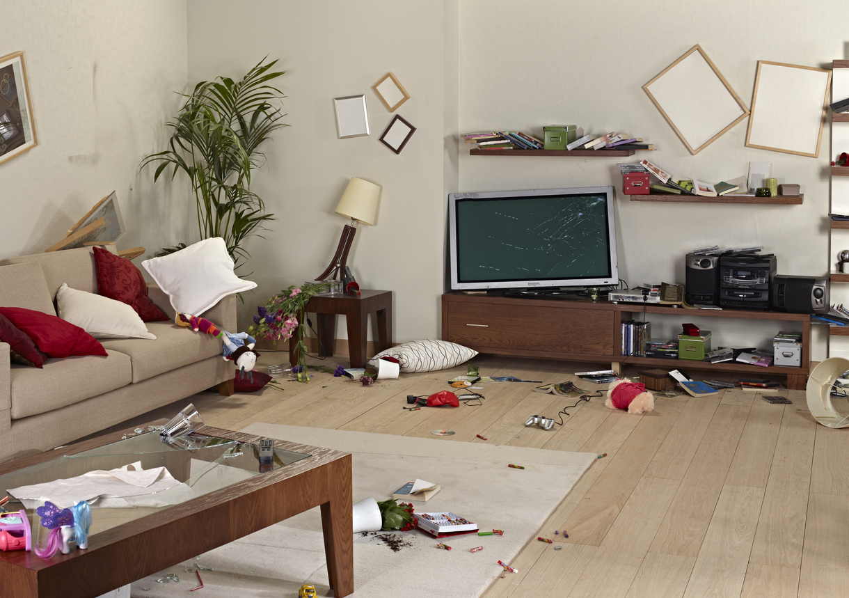 verwüstete Wohnung mit zerstörtem Fernseher