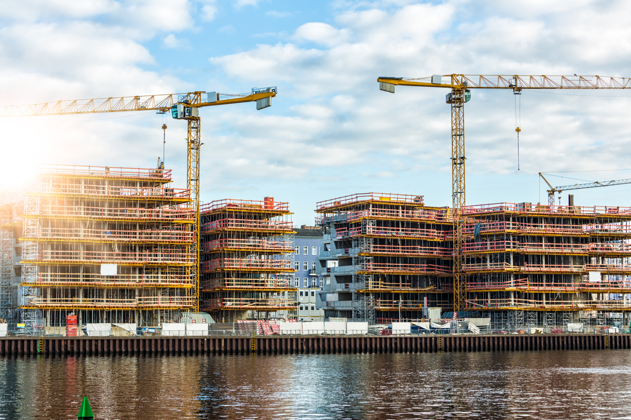 Baustelle mit Kränen