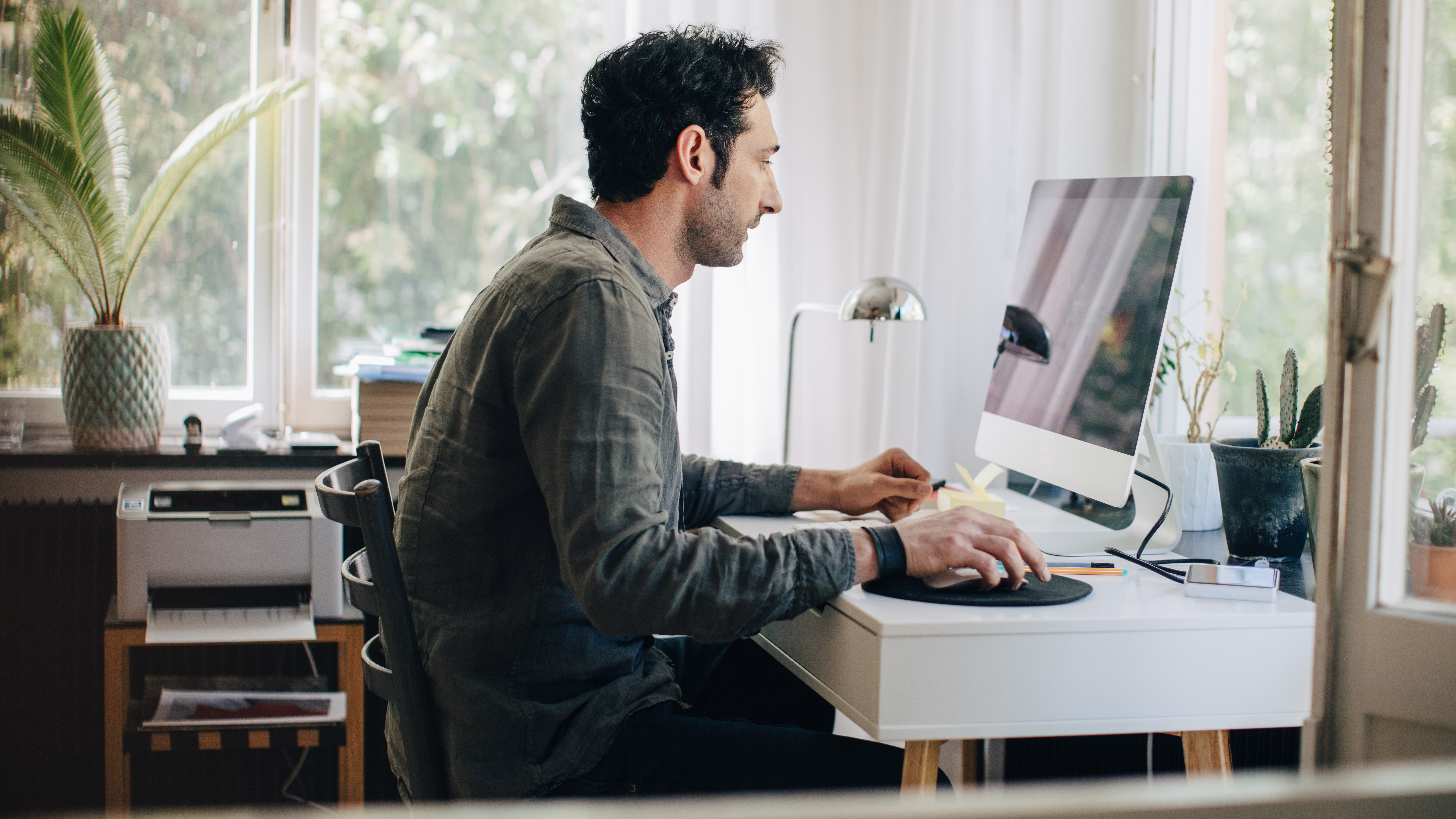 Ein Mann arbeitet zuhause an seinem Computer
