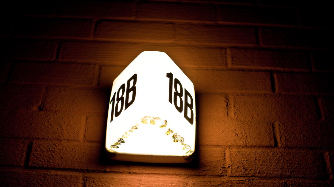 Hausnumer 18b beleuchtet