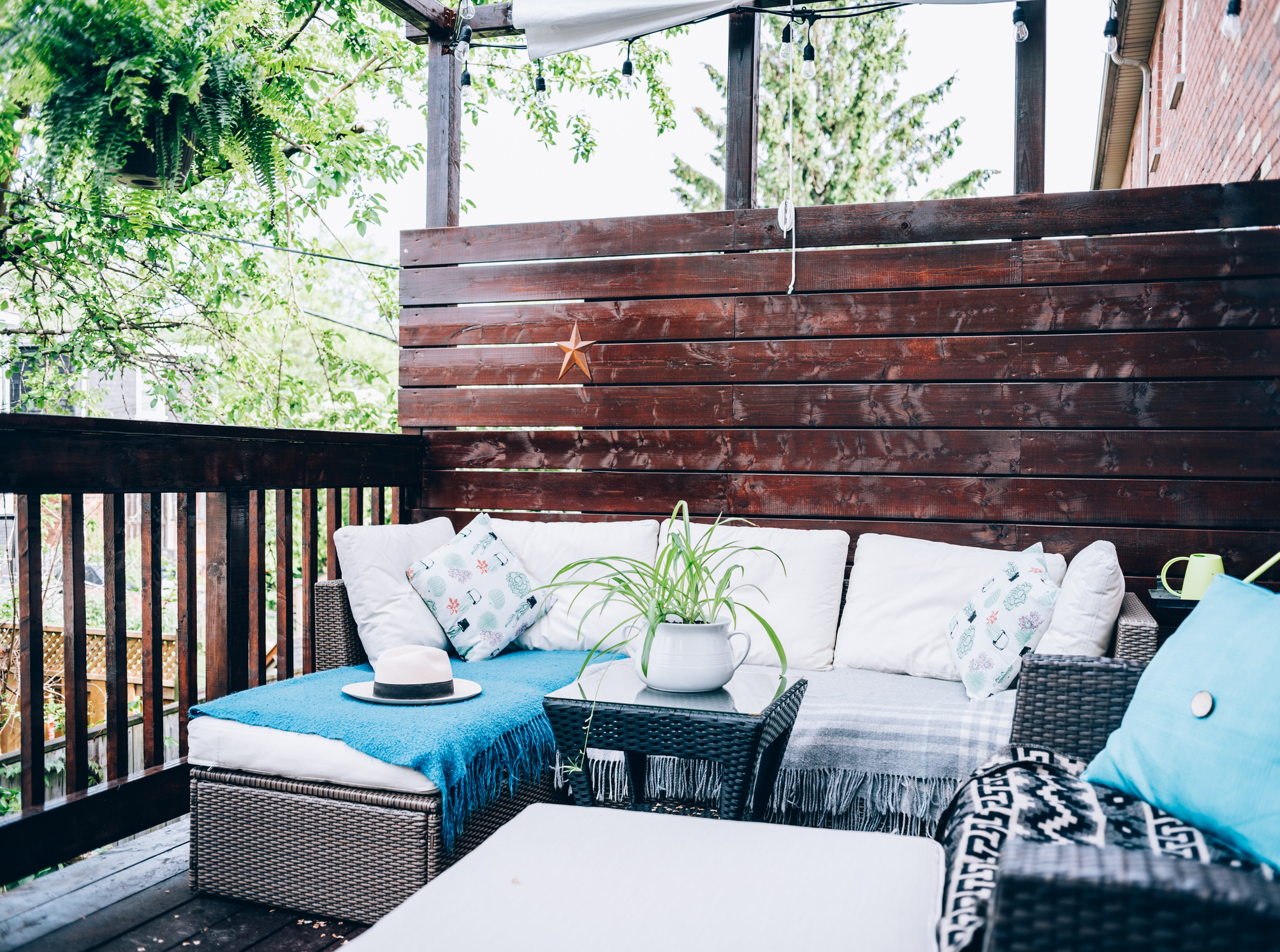 Terrasse mit Loungemöbeln