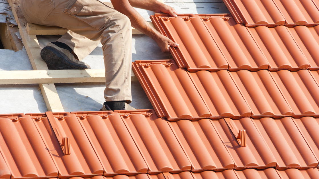 Dachdecker arbeitet auf dem Dach