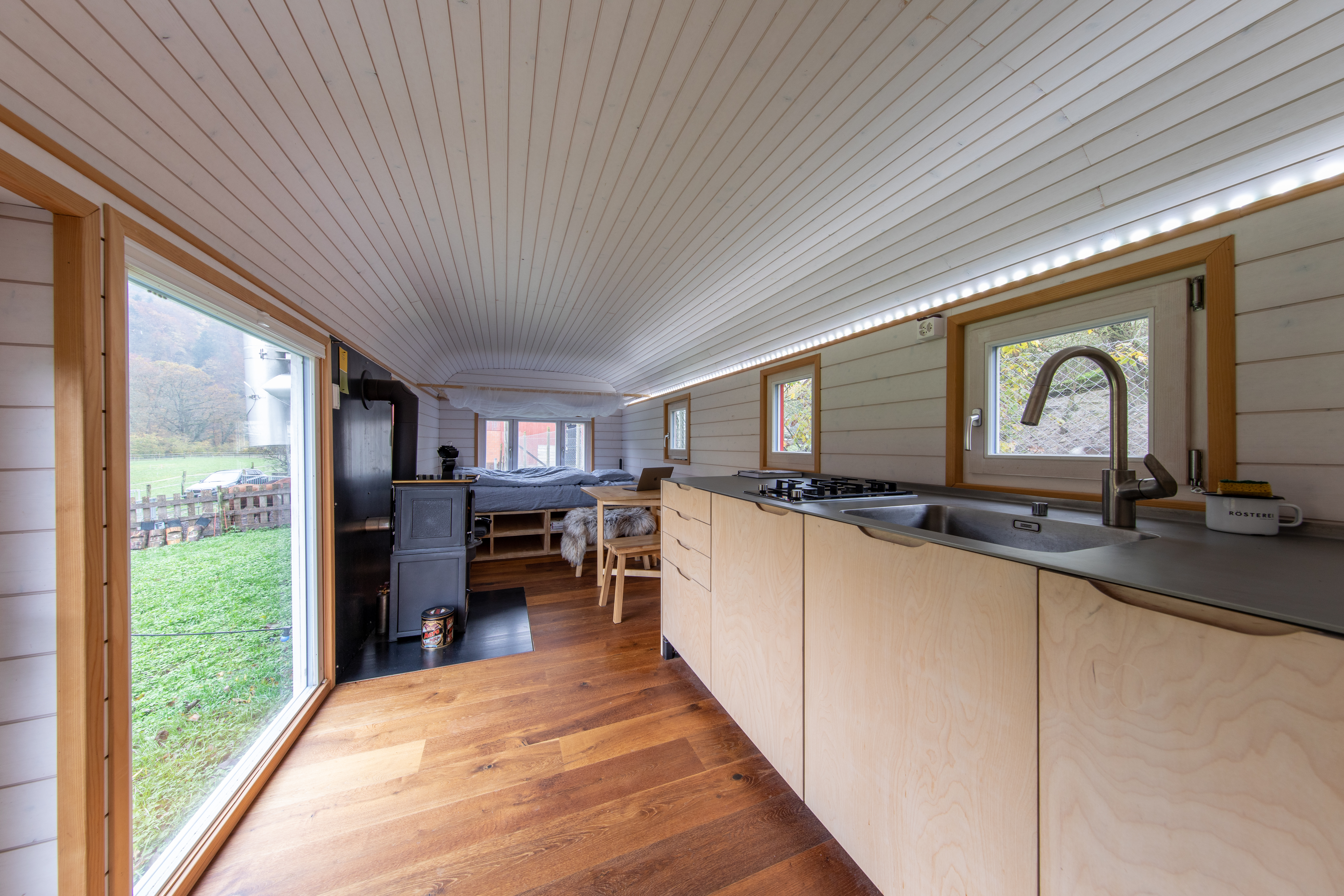 Blick in den offenen Wohn-Ess-Küchenbereich eines Tiny Houses
