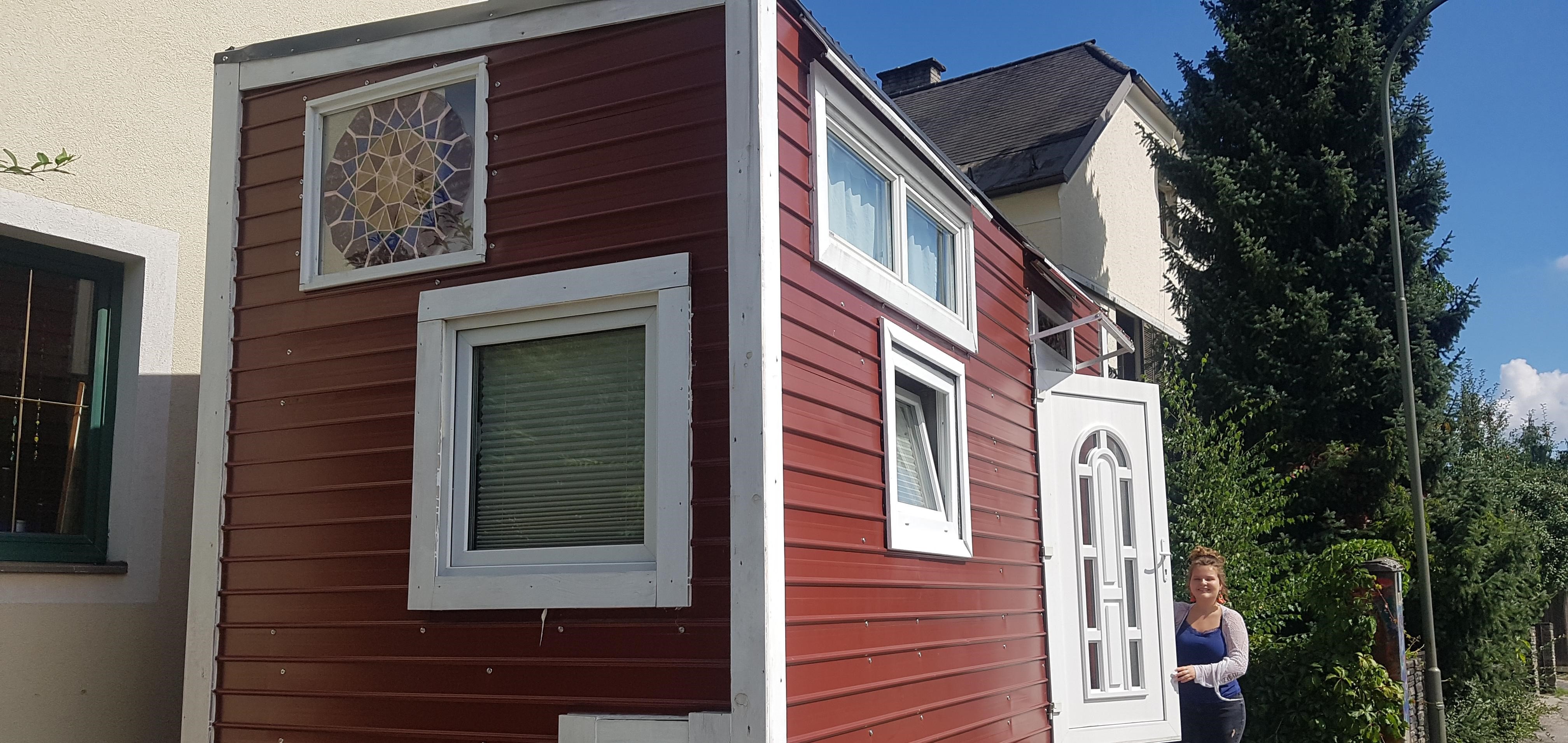 rotes, selbstgebautes Tiny House