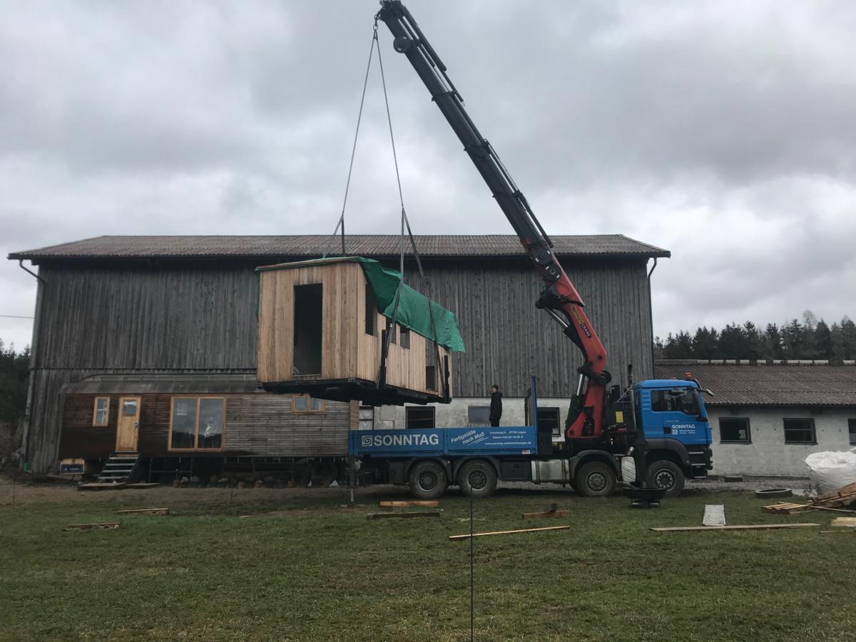 TIny House wird mit Kran versetzt
