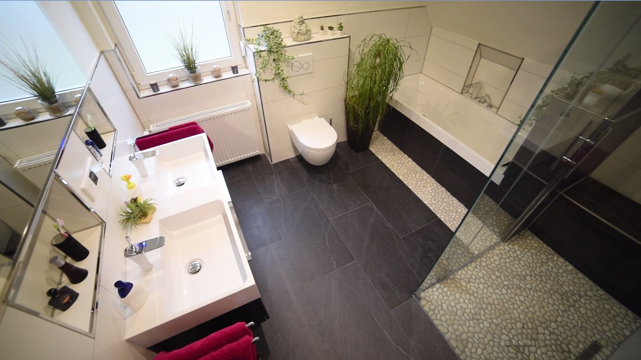 Frisch modernisiertes Bad in Grau und Weiß aus der Vogelperspektive
