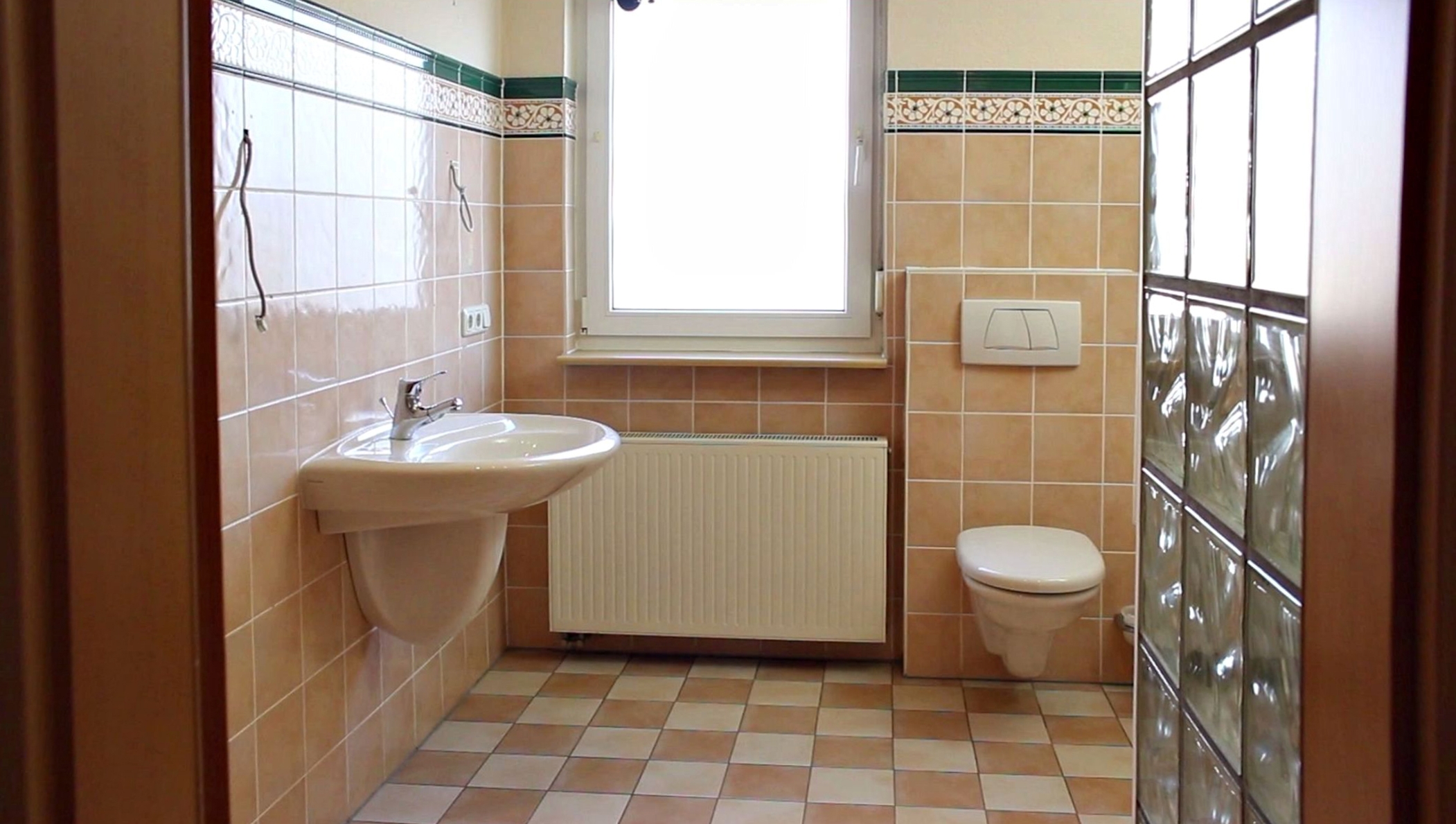 altmodisches Badezimmer in Beigetönen.