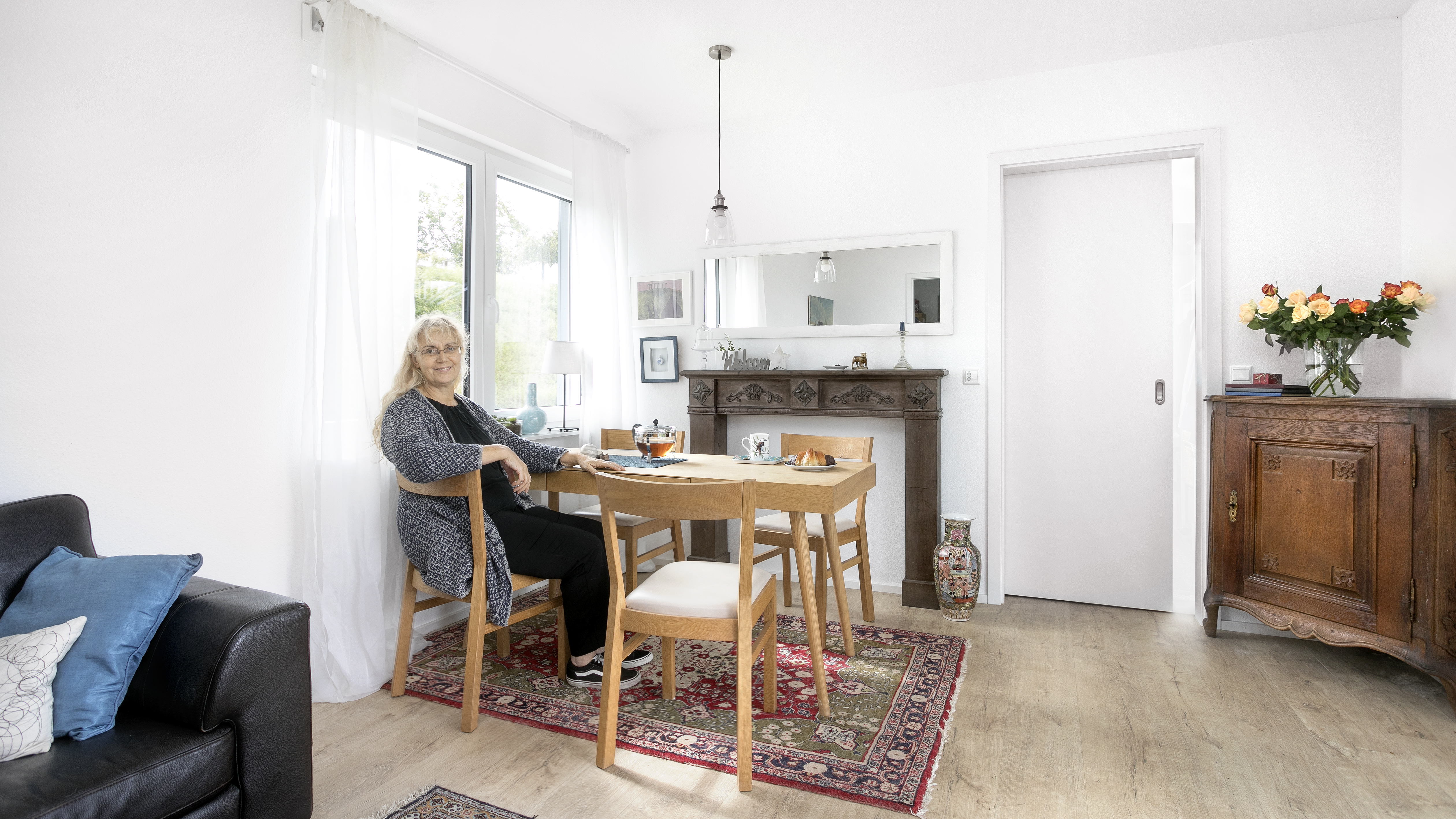 Renate Scherer im Wohnzimmer ihres Tiny House