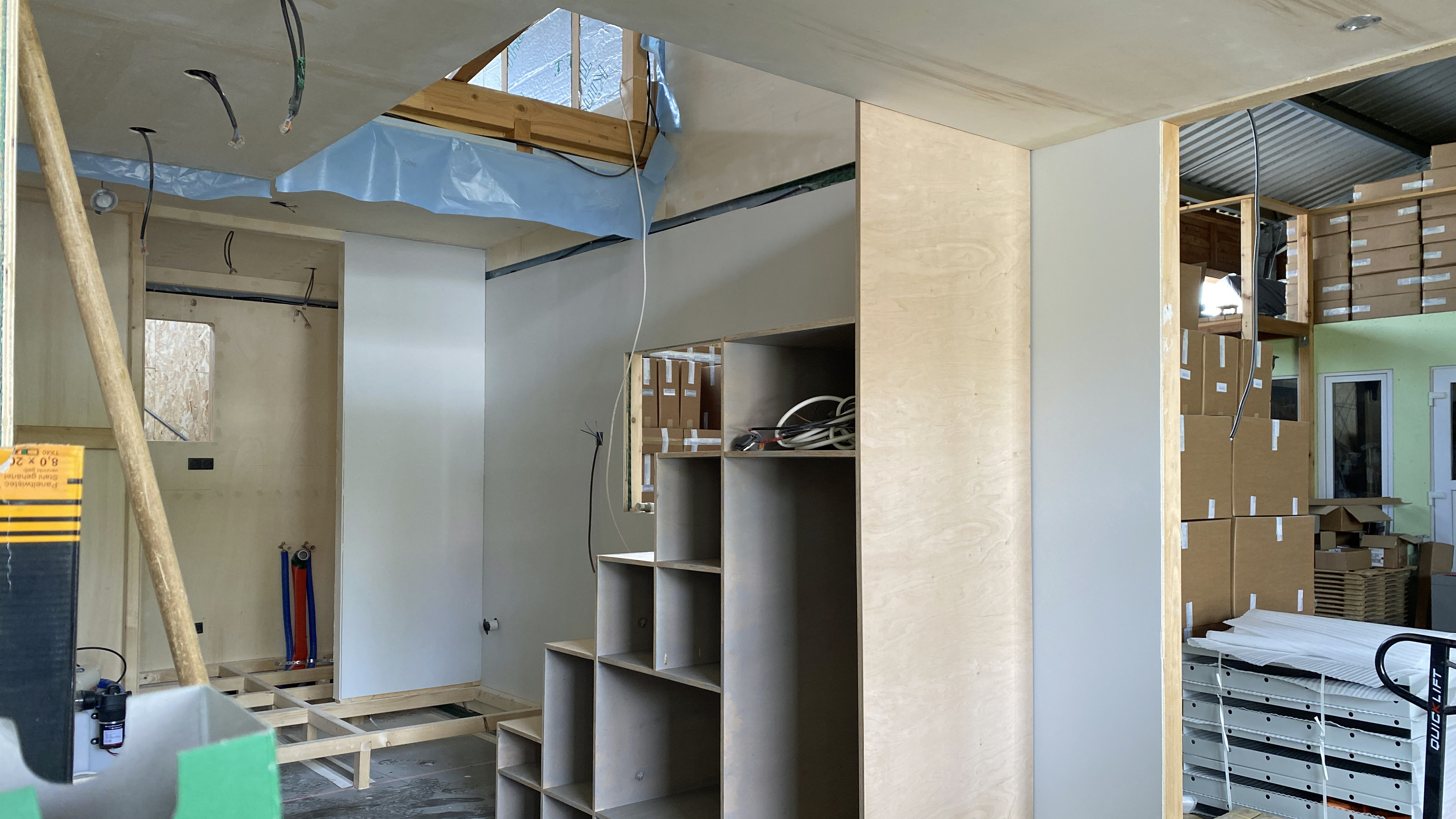 Blick ins Innere eines sich im Bau befindenden Tiny Houses