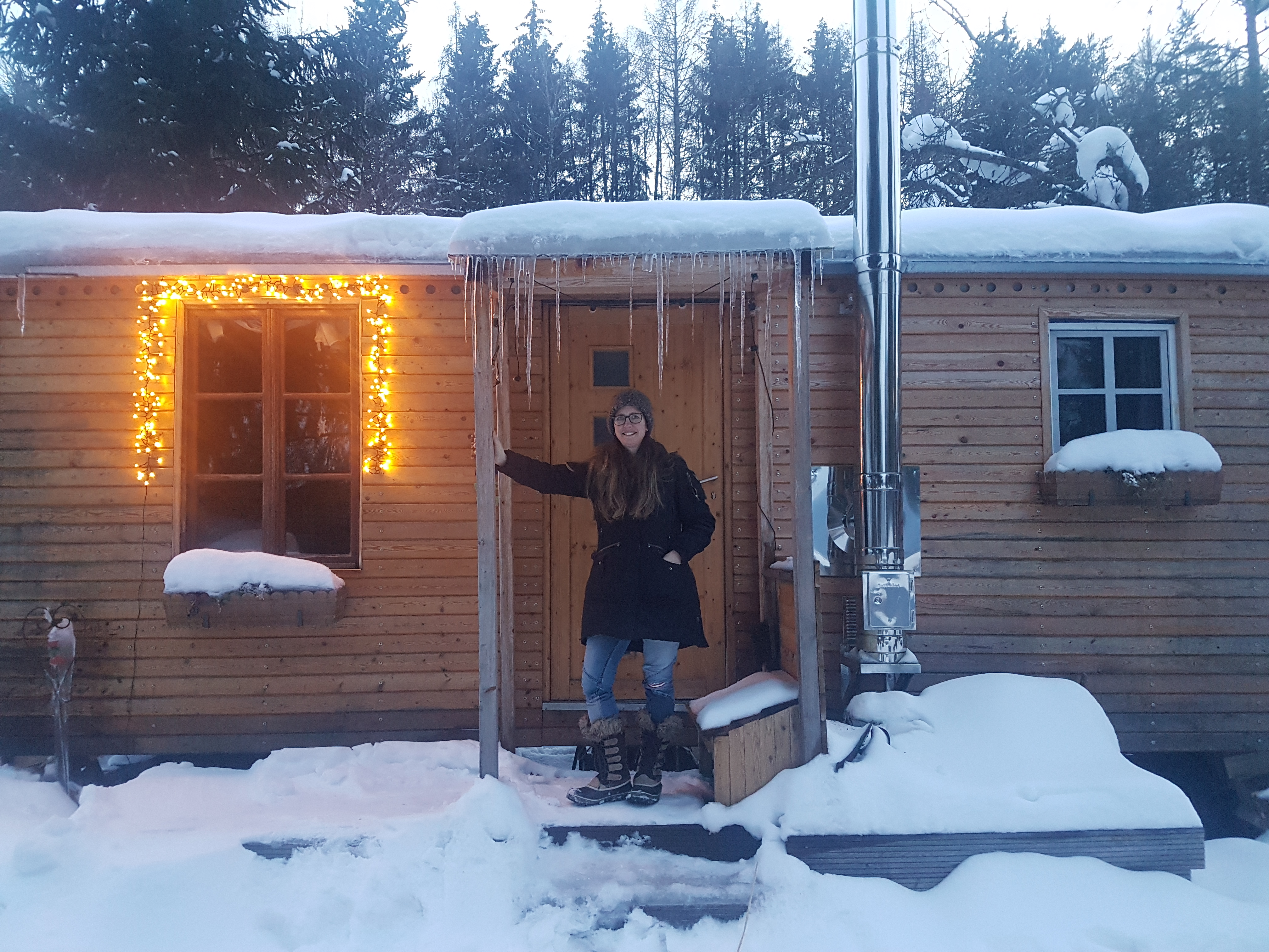 Michaela Keitel vor ihrem Tiny House