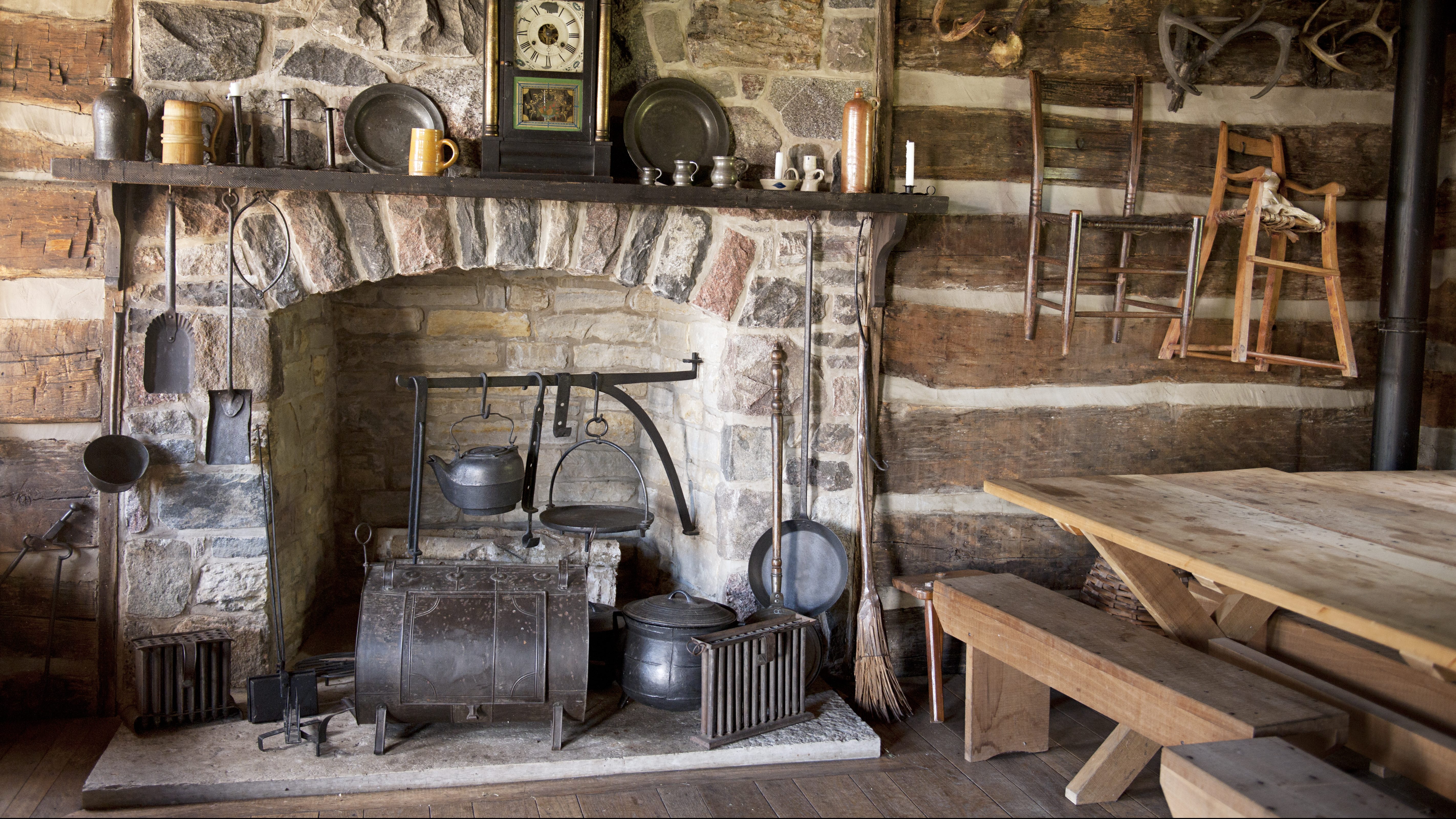 Einrichtung in einem schottischen Cottage mit Feuerstelle