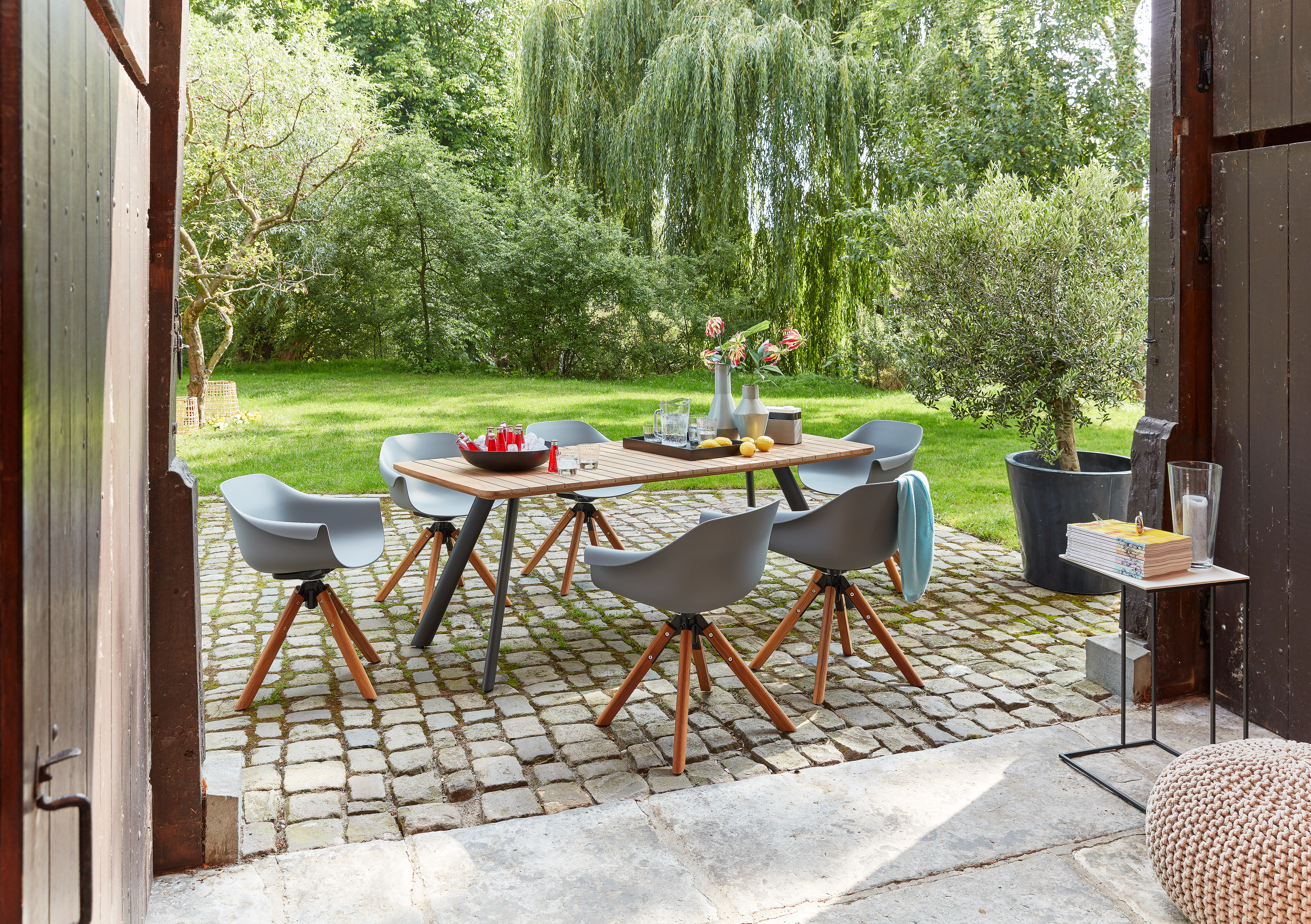 Esstisch mit sechs Stühlen auf einer Terrasse