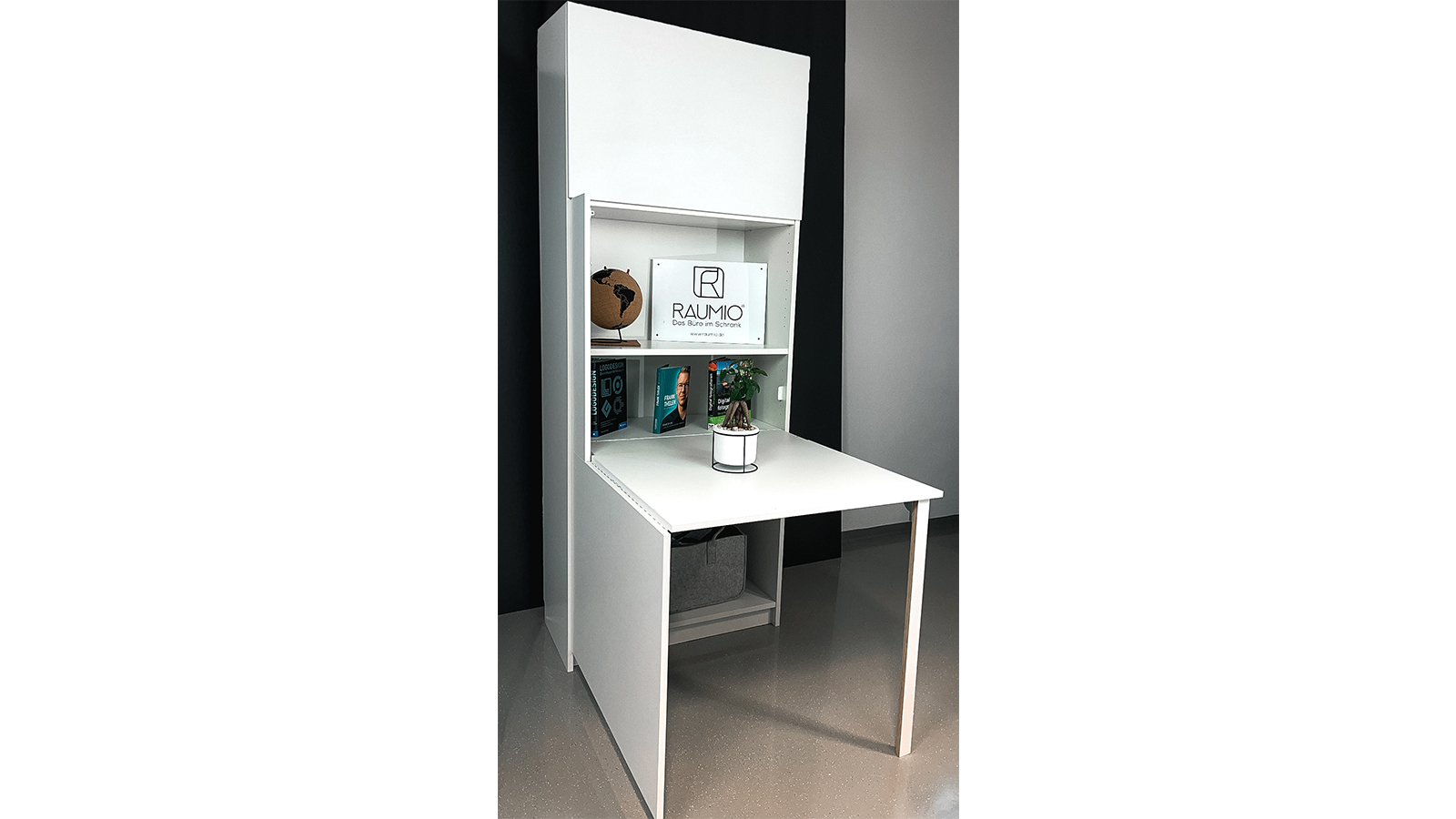 ausgeklappter Schreibtisch im Schrank in Billy Regal von Ikea von Raumio