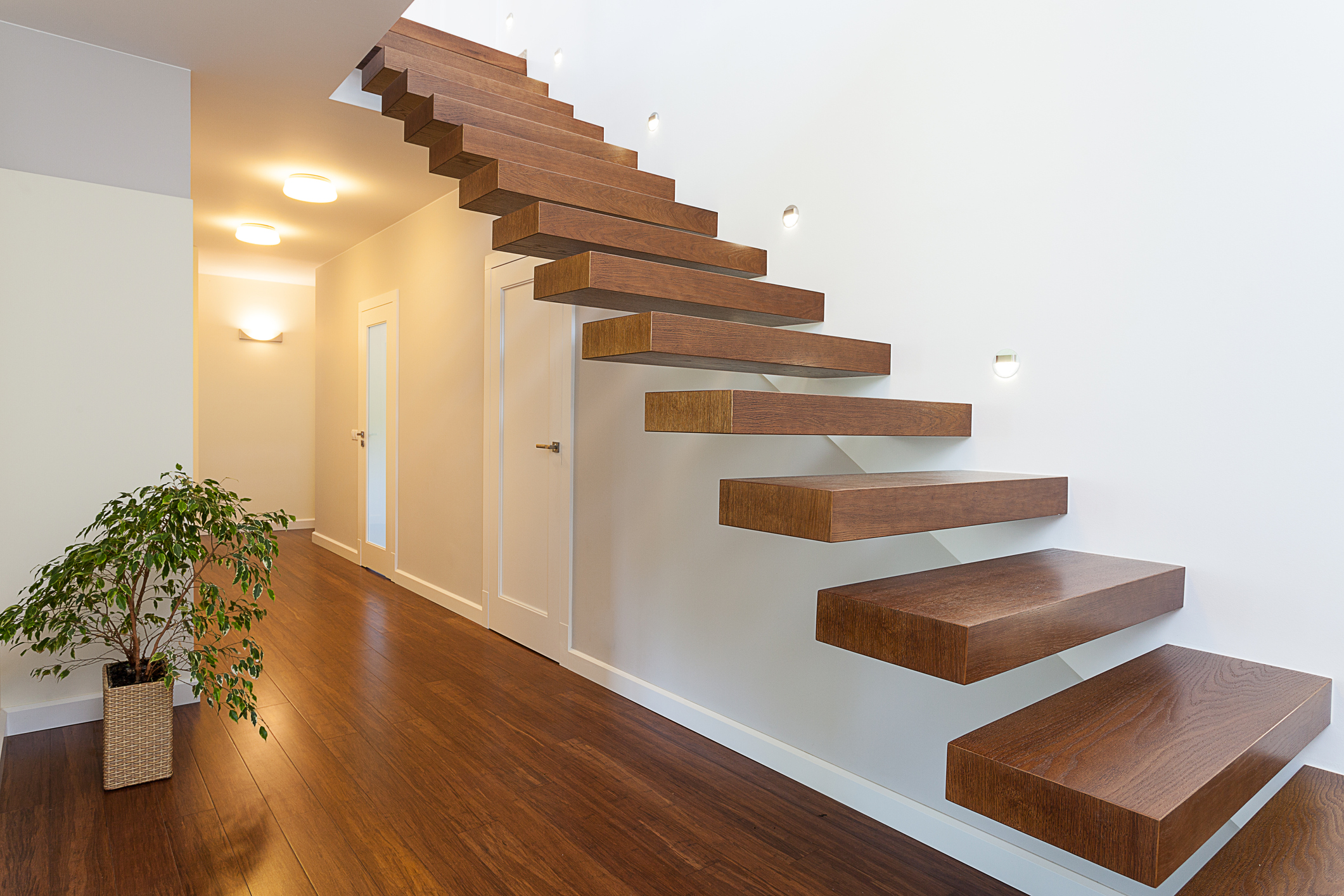 Freitragende Treppe mit Wandanker aus Holz