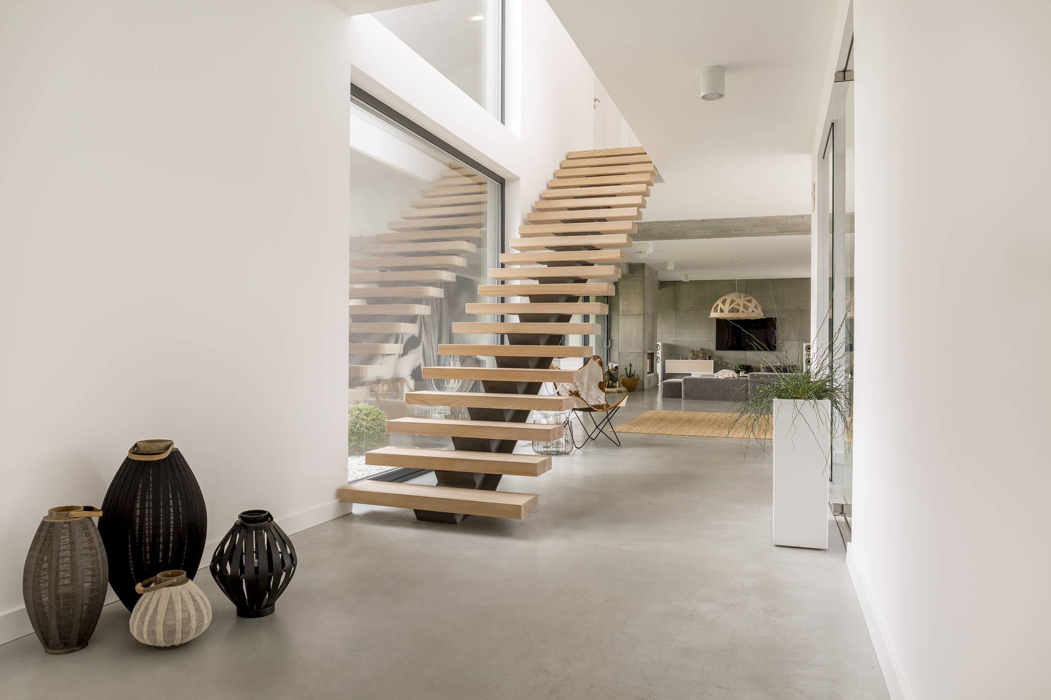 Freitragende Treppe in modernem Raum