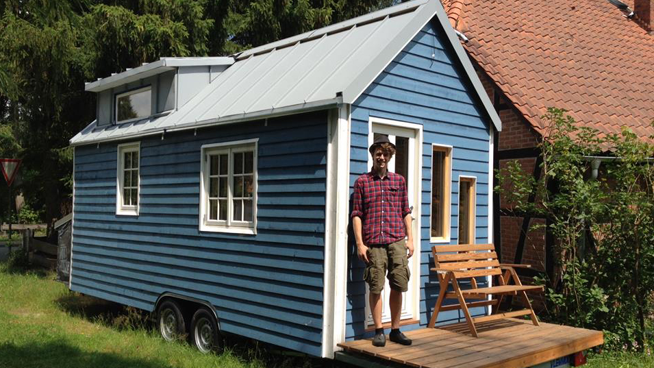 Leopold Tomaschek vor seinem Tiny House