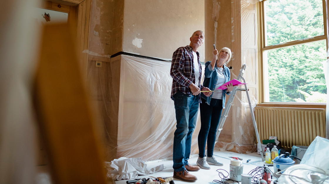 Älteres Pärchen bespricht die Modernisierung des Hauses.