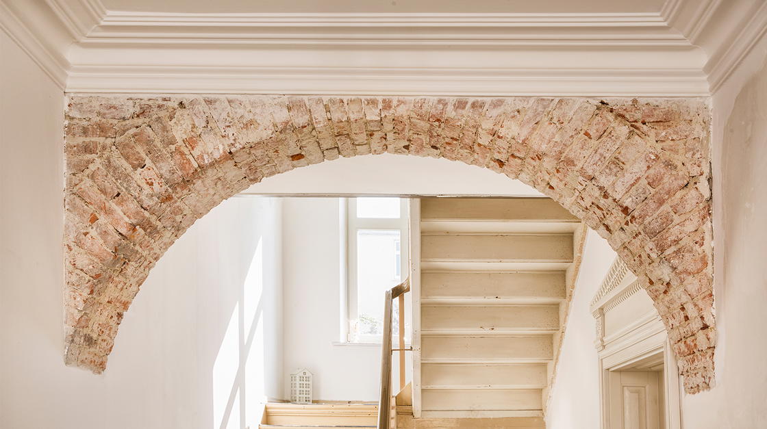 Freigelegtes Mauerwerk in Altbau oder Gründerzeithaus