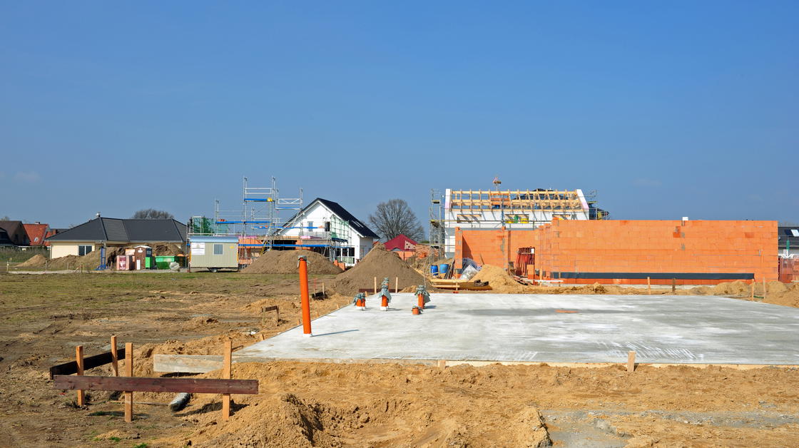 Bauvoranfrage: Gegossenes Fundament auf einer Baustelle.