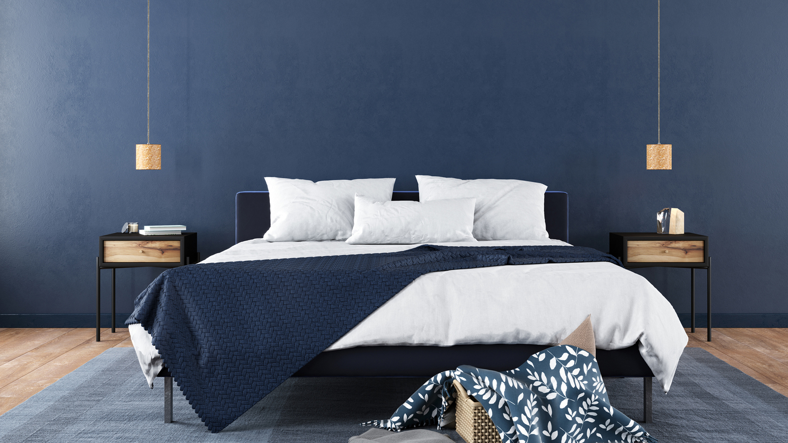 Wandfarben 2022: Schlafzimmer mit dunkelblau gestrichener Wand.