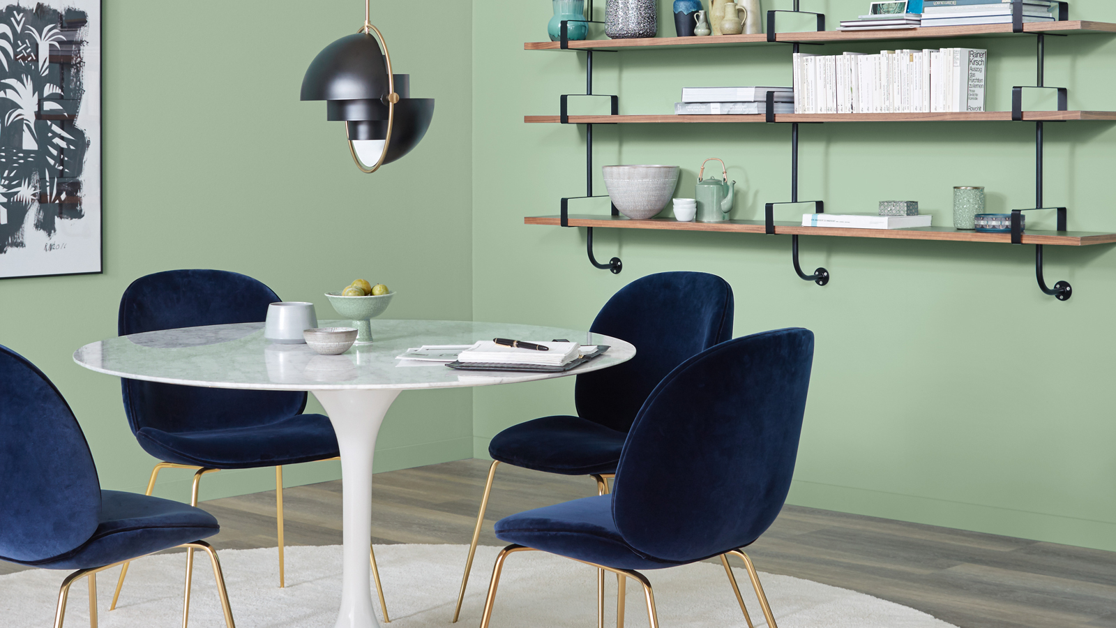 Wandfarben-Trends 2023: Wohnzimmer mit Tisch und Stühlen, die Wände gestrichen in der Trendfarbe Spa.