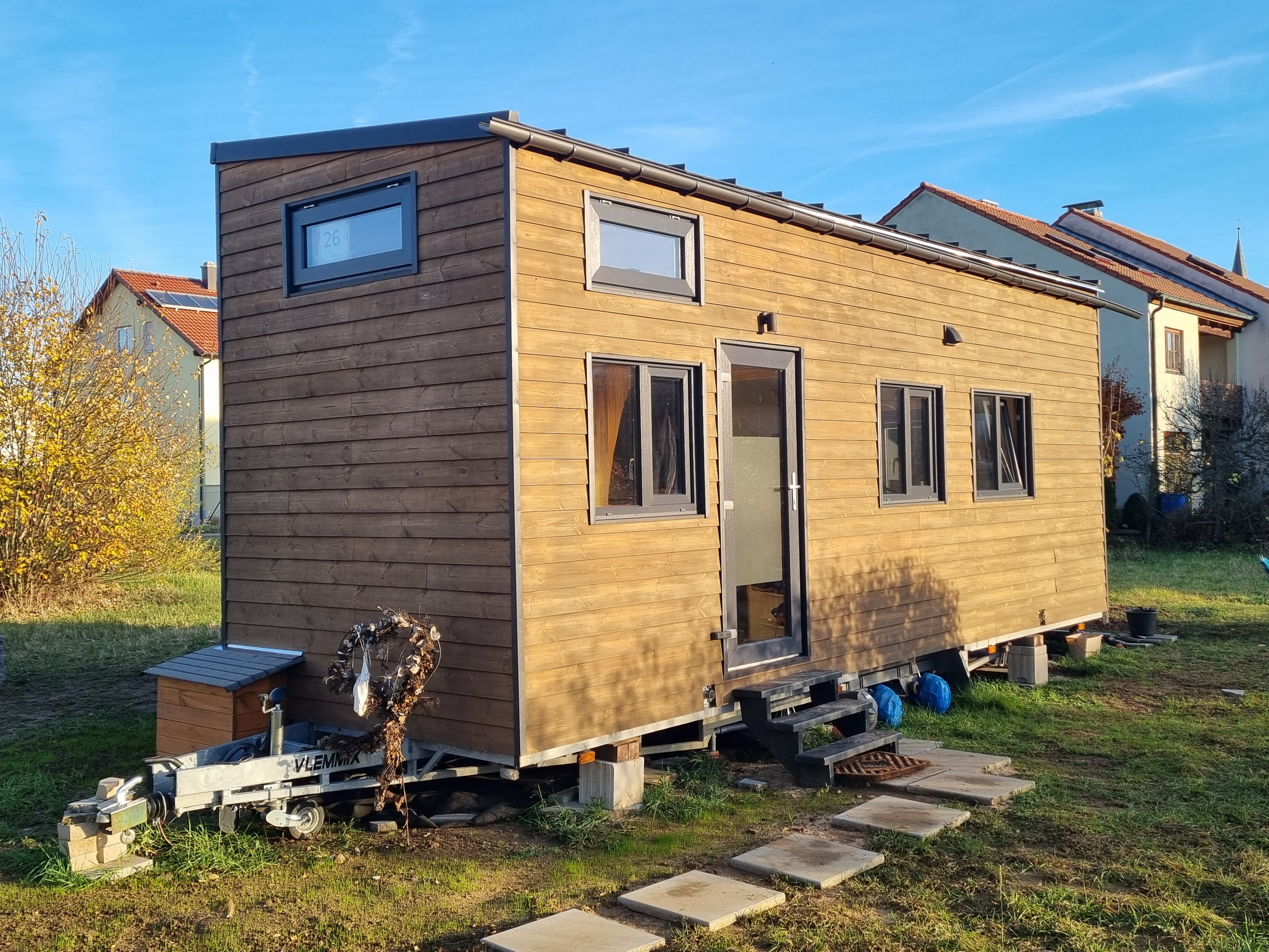 Tiny House auf einem Grundstück von außen