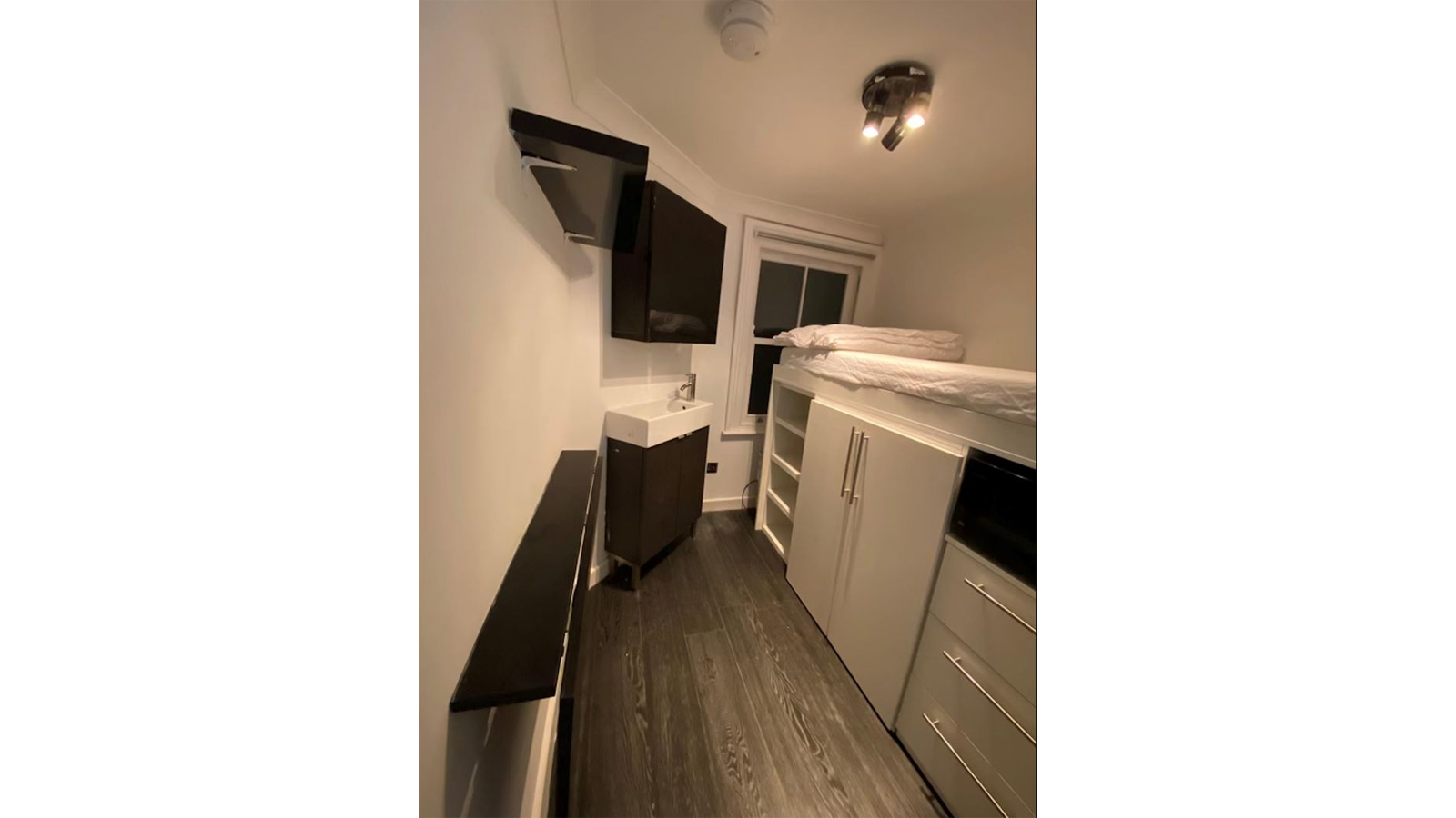 Versteigerte 7-Quadratmeter-Wohnung in London, Blick in den Raum
