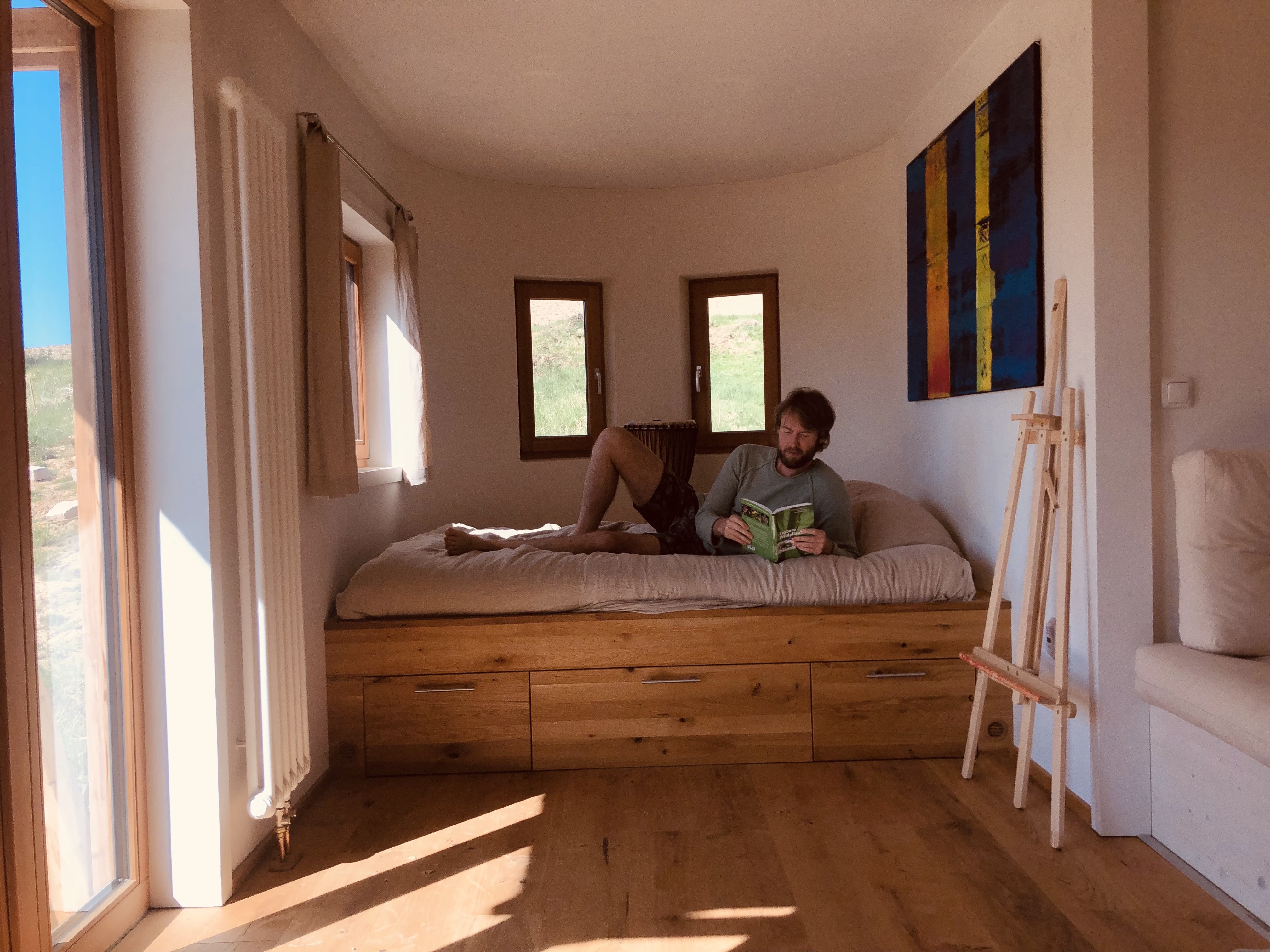 Michael Mey auf seinem Bett in seinem Tiny House