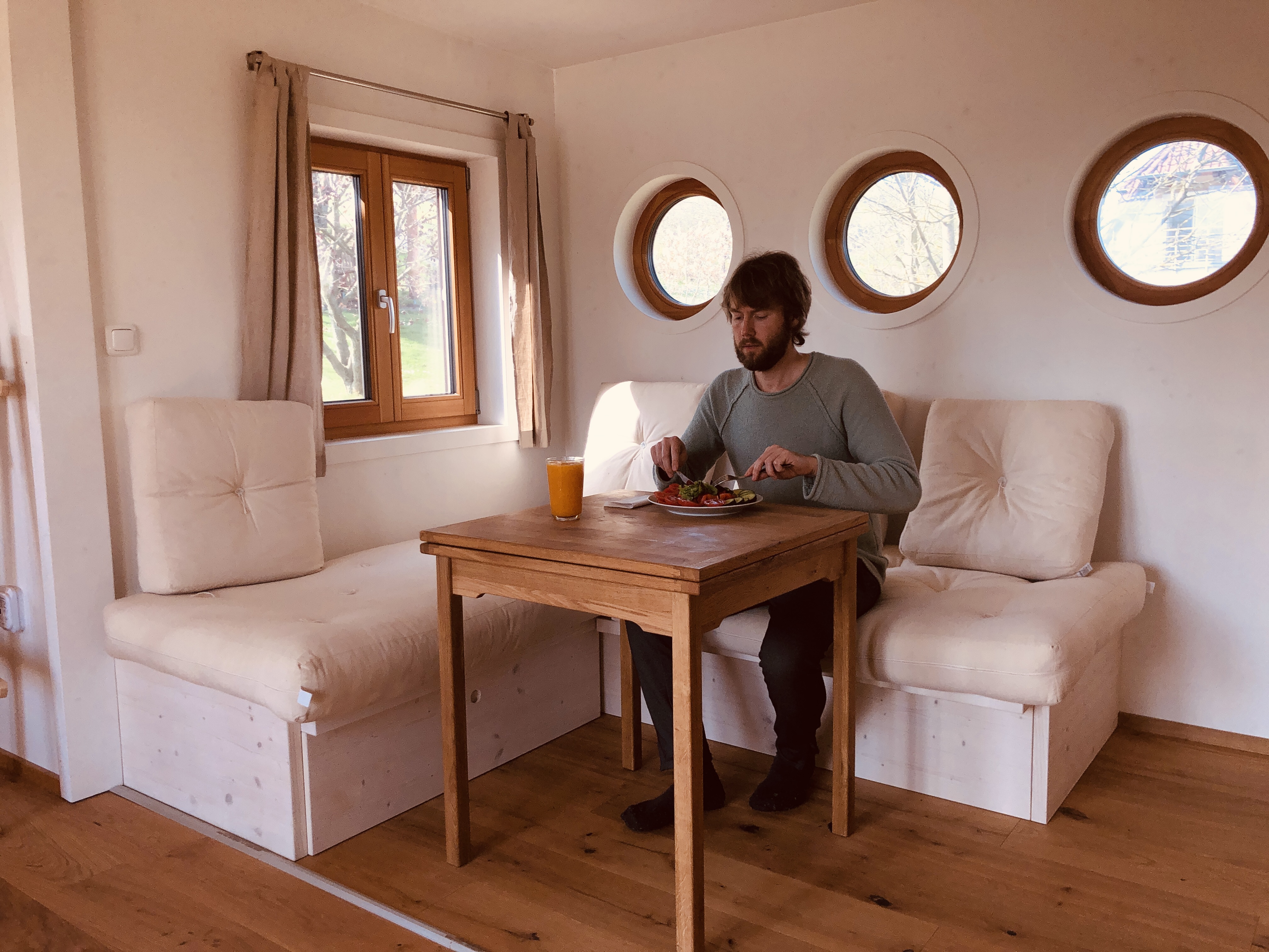 Michael Mey im Wohn- und Essbereich seines Tiny Houses