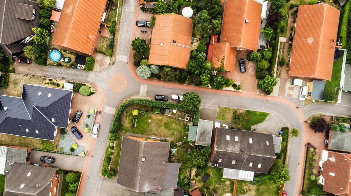Vogelpersekpetive auf Wohngebiet in Deutschland
