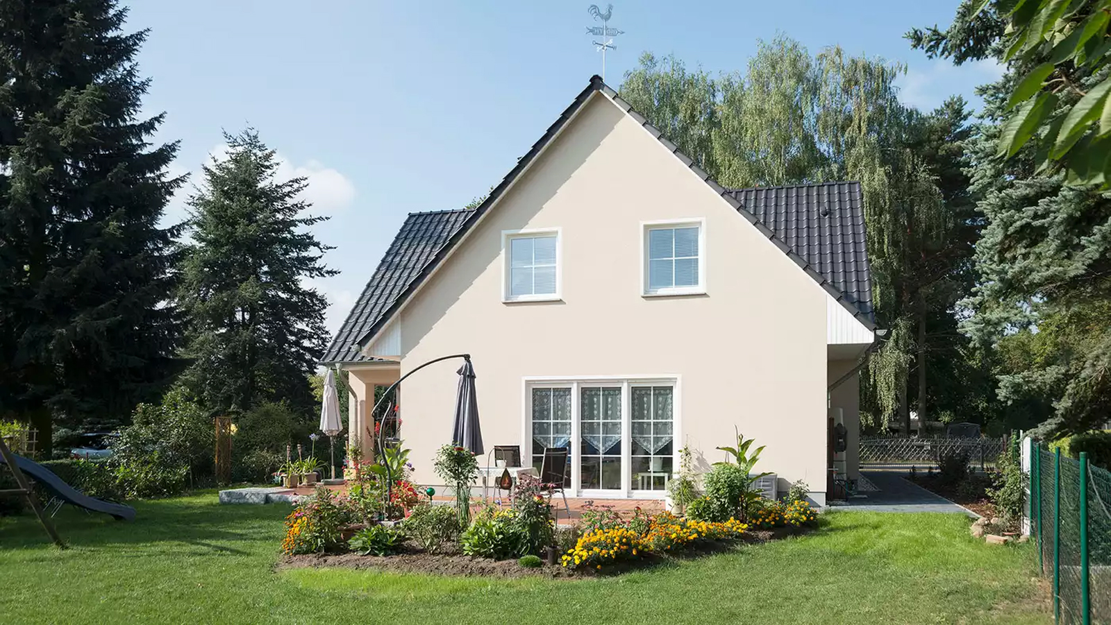Fertighaus mit Einliegerwohnung: Dreigiebelhaus von Roth Massivhaus.