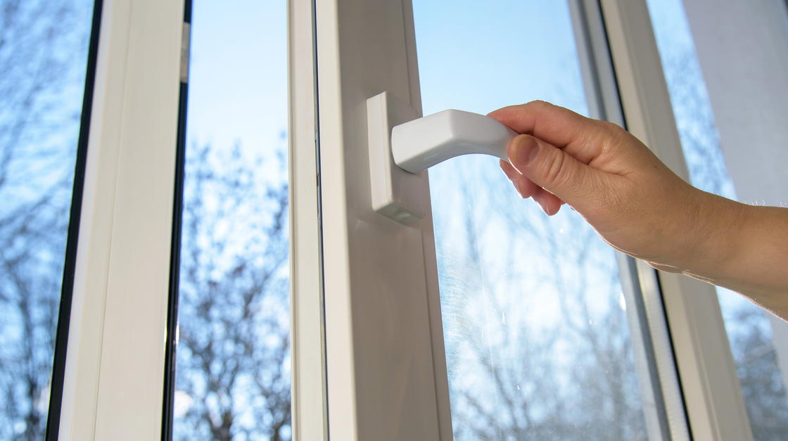 Hand öffnet Fenster