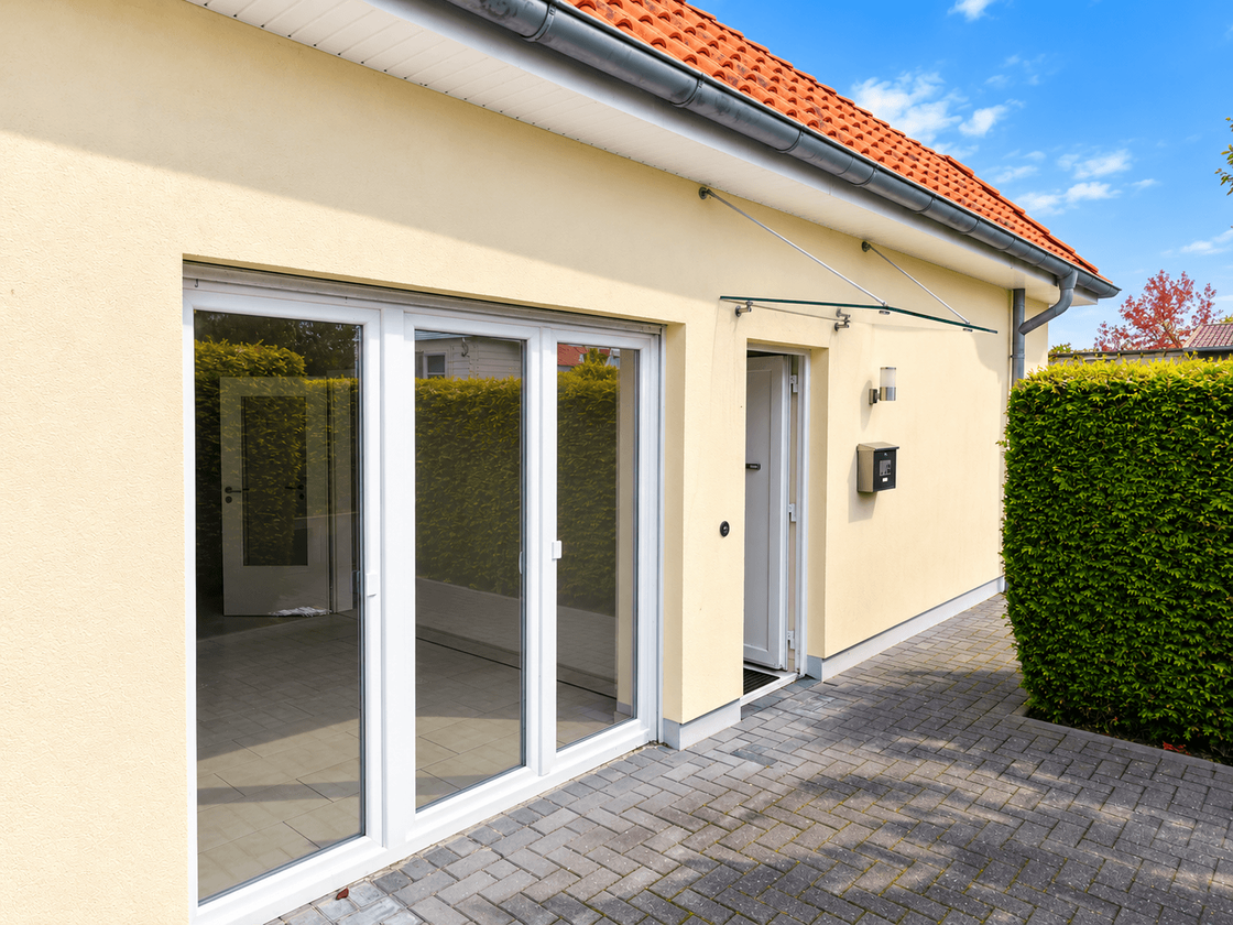 Moderner Hauseingang mit Glasfront