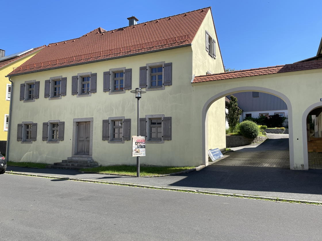 Hausansicht mit Einfahrt zum Anwesen
