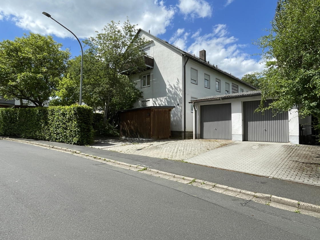 Hausansicht mit Blick zum Balkon von der Wohnung
