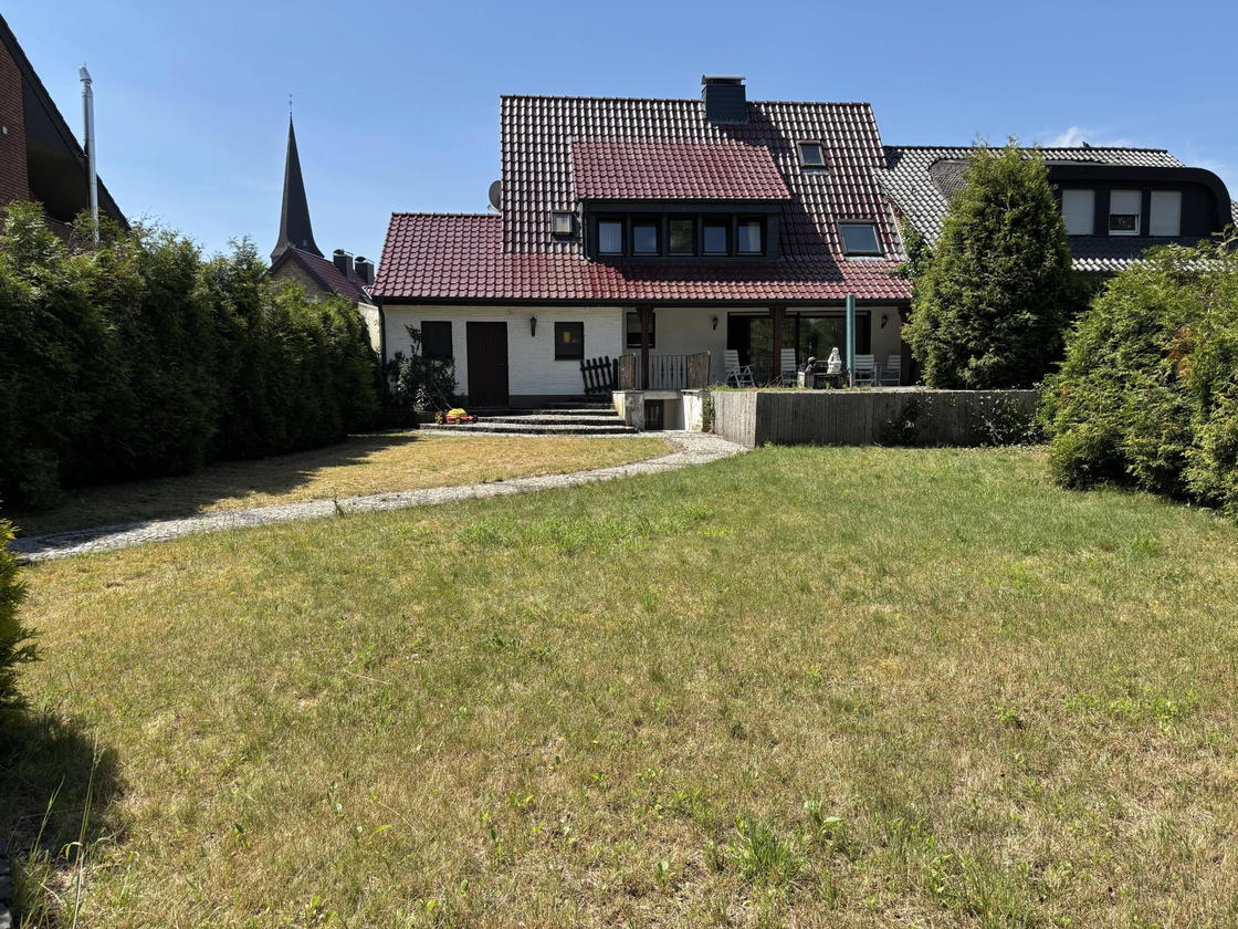 Rückansicht Haus und Garten