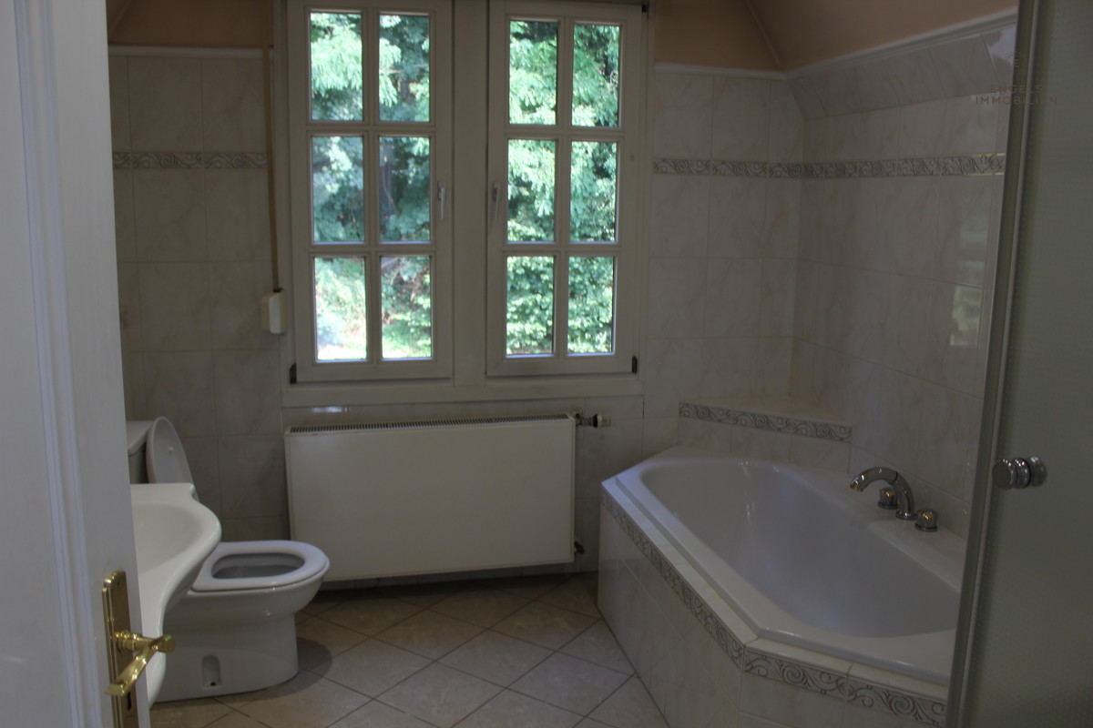 Badezimmer im Obergeschoss der Villa