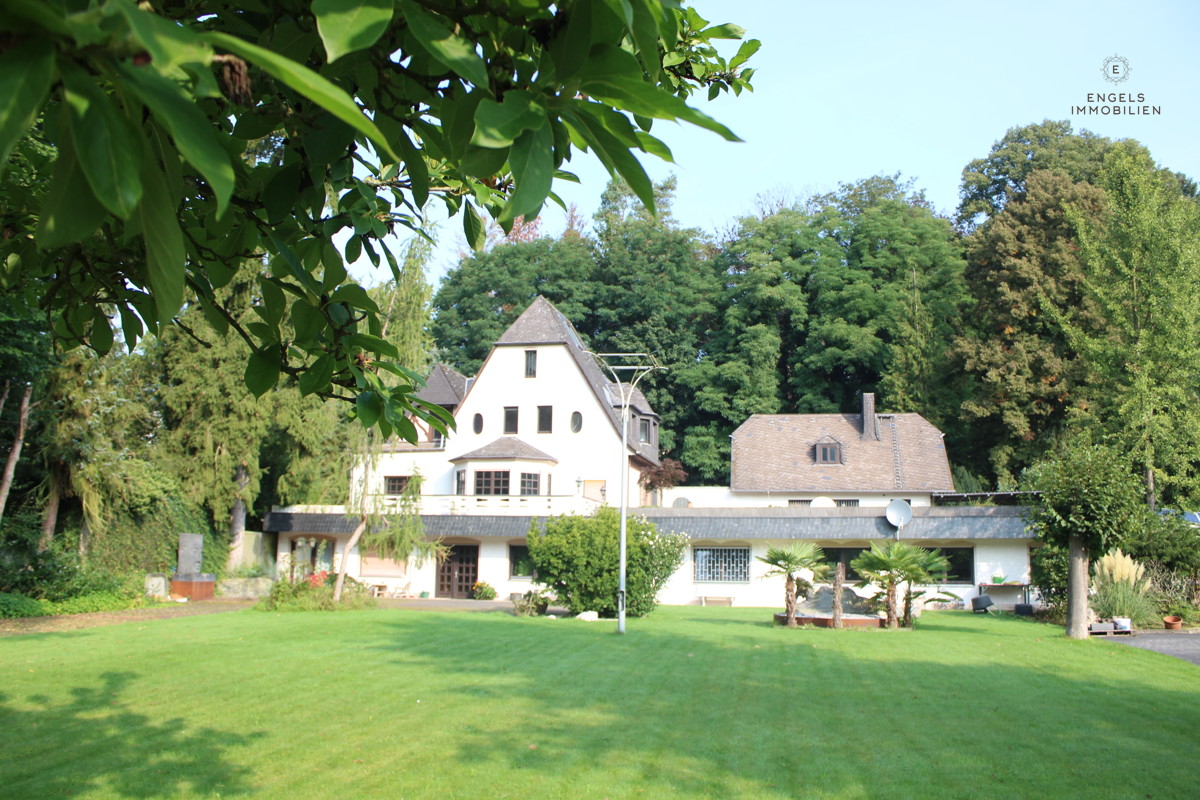 Villa mit Parkgrundstück in Hennef zu verkaufen
