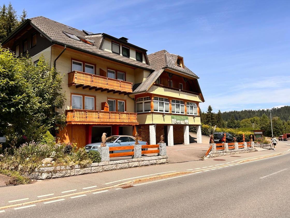 Vor dem Haus