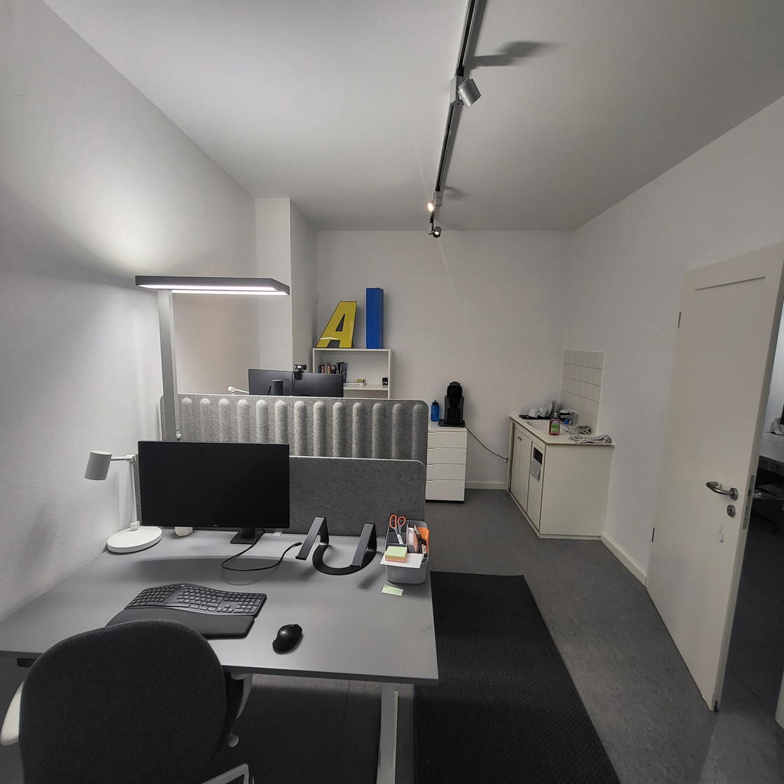 15,m² Büro möbliert mit zwei Arbeitsplätzen