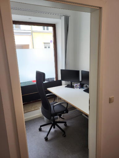 Mini Büro mit Eiermannschreibtisch & großem Fenster