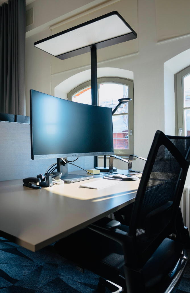 Moderne Schreibtische mit Bildschirm